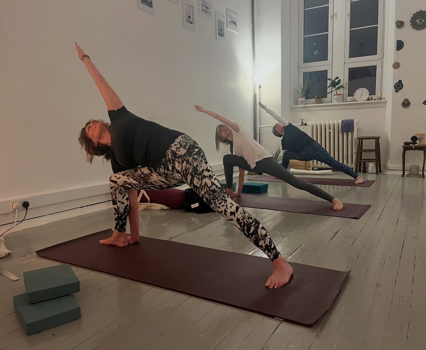 It’s #standingsweek! I always enjoy teaching standing asanas. While they can be challenging, practicing them correctly brings firmness and flexibility to the body while helping to release physical and emotional tension. So If you are looking for the best way to start your weekend, I will be resuming my Saturday morning online yoga classes starting next week. 🙃
#bonarhutchisoniyengaryogateacher
#iyengaryoga #yogasarvasya #glasgowyoga