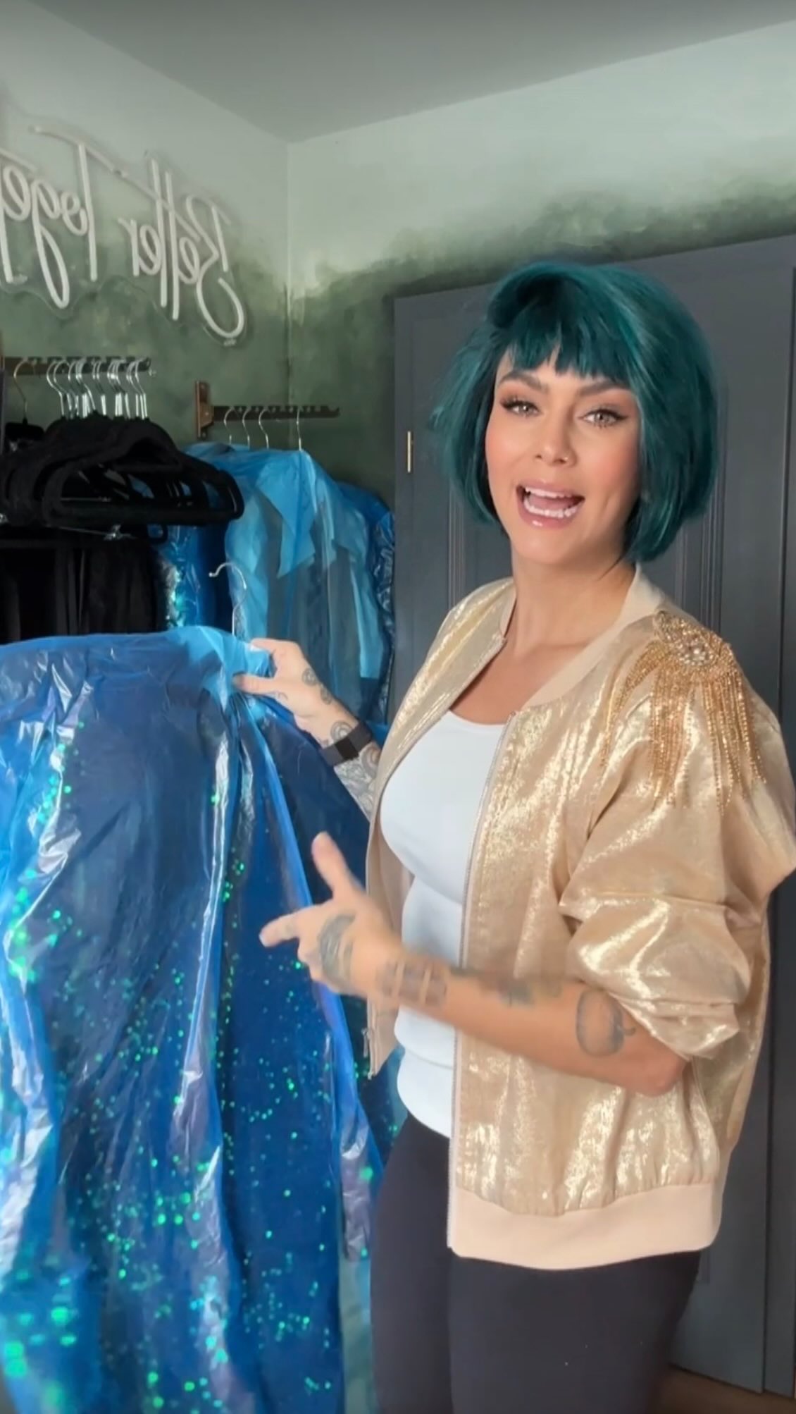 Wer braucht schon Kleidersäcke?! Mein To Go Hack wenn ich mal wieder los muss mit einem Outfit, das keine Falten bekommen darf 😳🤣