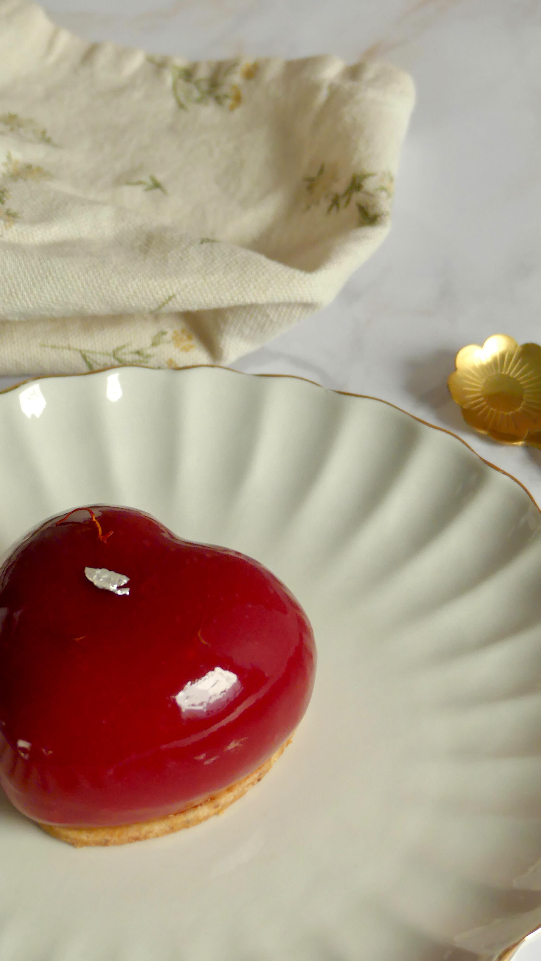 Un cœur à partager… ou pas 🫣♥️
Framboise acidulée, mangue solaire,
une touche de safran pour la chaleur ✨
Un dessert comme une déclaration :
douce, vibrante, un peu épicée.
~
Pour la Saint-Valentin, j’ai imaginé ce cœur
où les saveurs se répondent et s’embrassent.
Il est composée :
- Croustillant chocolat blanc au safran
- Biscuit moelleux au safran
- Insert gelée mangue
- Mousse framboise
- Glaçage framboise
L’amour, finalement, ça se mange aussi ♥️
Fond photo : @fondphoto.pastryandtravel
~
#pâtisserie #pastry #saintvalentin #love lovefood