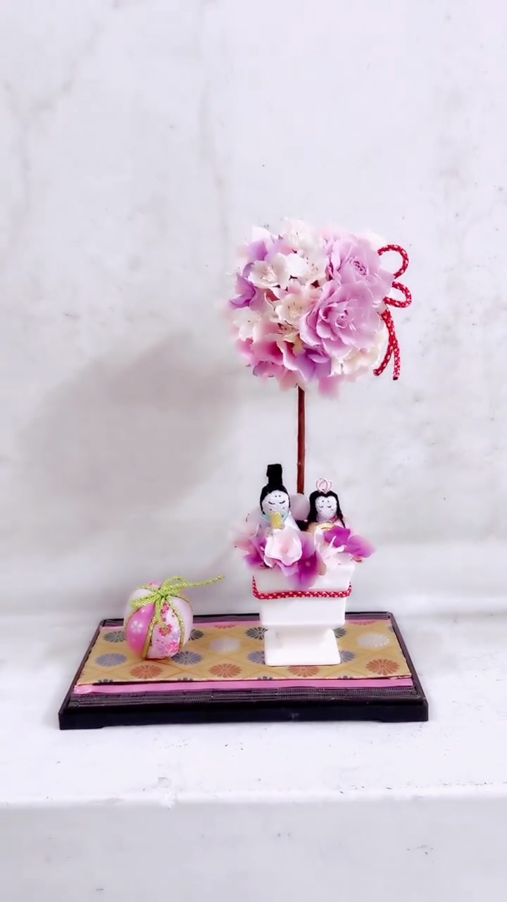 🌸リバイバルお雛様アレンジレッスン🌸
プリザーブドローズとアーティフィシャルの桜を使ったトピアリーが可愛い人気のアレンジです。
お雛様は、お顔からお着物まで一つひとつ手作り。
手毬もお好きな生地を選んで制作していただきます。
こちらは2021年のマンスリーアレンジでしたが、
とても気に入ってくださっているM様が、昨年に続き二つ目をご制作くださいました✨
今回はプレゼントにされるそうです^ ^
きっと喜んでいただけますね!
季節を感じる手仕事の温もりが、
優しく春を運んでくれますね。
🌟こちらのアレンジは期間限定でリバイバル開催いたします。
春を感じる可愛らしいトピアリーアレンジ。
既製品にはない、世界にひとつだけの作品が完成します✨
数量限定となりますので、
気になる方はお早めにお問い合わせください。
AZABU ROSE ROOMでは
楽しみながら学べるマンスリーレッスン、プチレッスン、基礎から学びたい方のFEJ資格取得レッスンをご用意してお待ちしておりますので是非いらして下さいませ🎵
新しい趣味を見つけたい方、スキルアップを目指したい方、ぜひご参加ください✨
詳細はリンクからご確認ください。
ご予約お待ちしております😊
HP https://www.azabu-roseroom.com
レッスンスケジュールについて
レッスンスケジュールに時間の記載のない日は、10時〜16時 18時〜21時の間のご予約制になっておりますので、ご希望のスタート時間をお伝え下さい。
制作時間は1時間〜2時間程、それぞれ異なります。
コースレッスン、マンスリーレッスン、プチレッスン、オーダーレッスンなどの様々なレッスンを同じ時間帯で行っております。
ーーーーーーーーーーーー
ショップ&サロン
AZABU ROSE ROOM
宮城県仙台市青葉区一番町1丁目4-26 SA RUMINA BLD2F
(藤崎百貨店本店より徒歩5分)
090-7255-8545
レッスンのお申し込みはお問い合わせからお願い致します♪
プリザーブドフラワー資格取得コースのご案内
趣味のレッスンなど
レッスン教室
体験レッスン
麻布ROSEROOMについてはHPよりご覧ください
#アザブローズルーム
#仙台フラワー教室
#アーティフィシャルフラワー
#ウェディングブーケ
#お雛様アレンジ