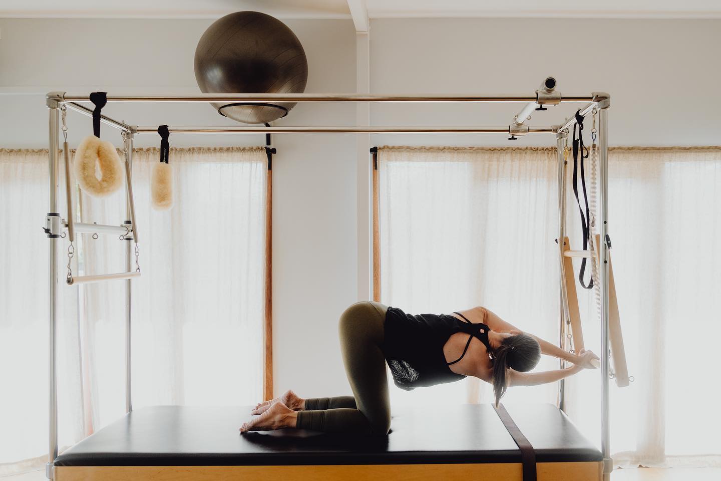 Kneeling Cat Stretch. One of the favourites in the Pilates and Movement studio, especially the standing variation.
_
Staying grounded and experiencing the movement of the spine and pelvis rotating around the stationary legs. Lengthening and shortening all of the muscle attachments around the pelvis and lower back.
_
The coordination of the shoulder girdle is challenged as the arms follow the fixed arc of the push thru bar, and the ribcage, scapula and shoulder joints spiral harmoniously together into end range shoulder flexion.
_
There are so many satisfying rewards with this movement. It gives a great stretch for the hamstrings and back of the pelvis. The shoulders and upper back feel great for the full exploration of movement, and the variation adding thoracic rotation unsticks those sticky spots under and around the shoulder blades. 💛👌
_
#pilatesandmovement #pilatesandmovementsunshinecoast #pilates #polestarpilates #trapezetable #pushthrubar #pushthroughbar #spinemobility #rangeofmovement #coordination #grounded #feelgreat #pilatessunshinecoast #sunshinecoastpilates #sunshinecoastfitness #fitnesssunshinecoast #movesunshinecoast #marcoola #jazzyconnorsphotography #wearyoga #organicactivewear