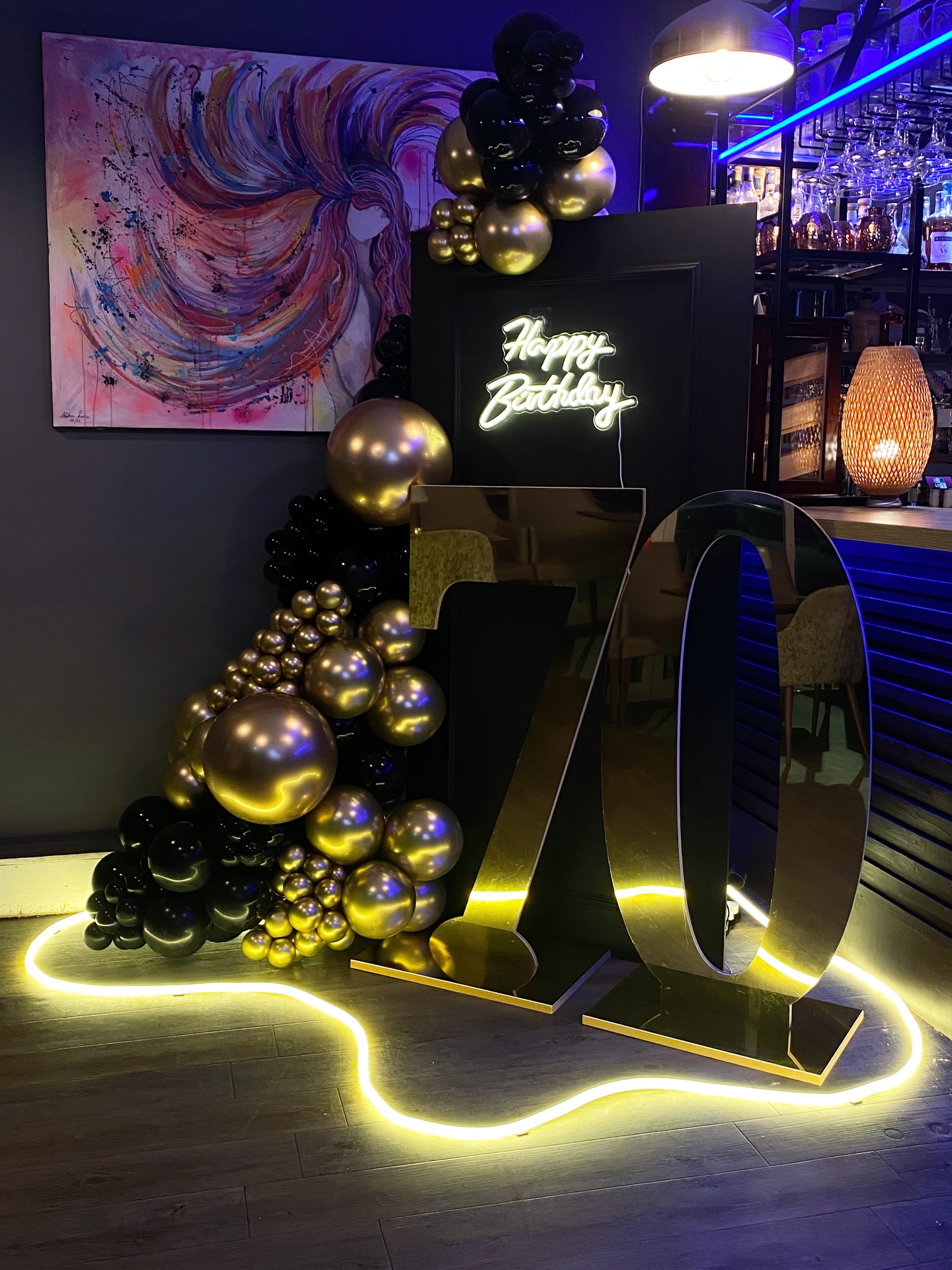 𝑾𝒉𝒆𝒓𝒆 𝑳𝒖𝒙𝒖𝒓𝒚 𝒎𝒆𝒆𝒕𝒔 𝑺𝒆𝒗𝒆𝒏𝒕𝒚✨
I loved creating this display for my client🤭
You really can’t go wrong with a black&gold theme to give you a classy, elegant and glam feel. It’s my go to!
My client wanted impact when there guests arrived but not a big display due to venue space ~ I think we nailed it ✨✨✨
#balloongarland #birthdaypartydecor #balloons #eventdecor #essex