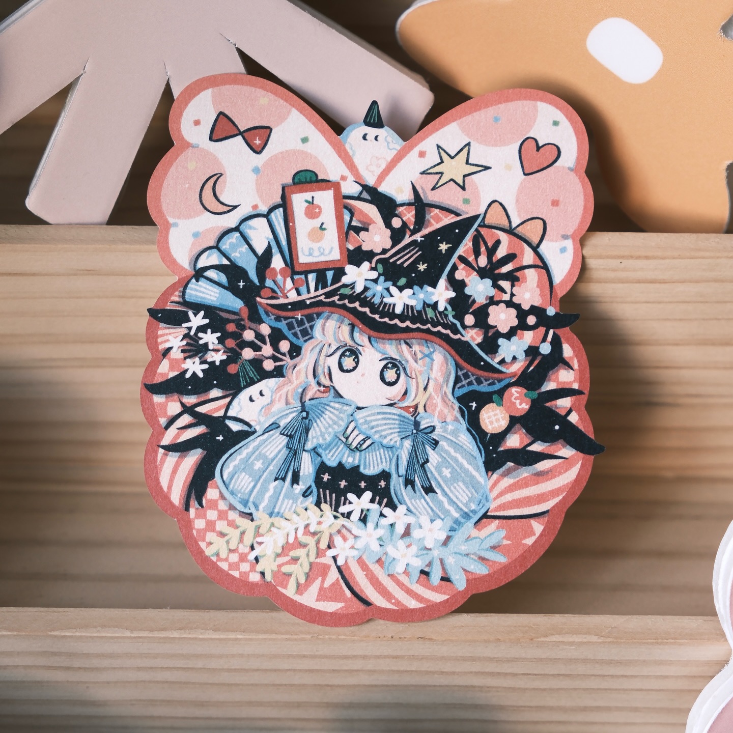 ˖ ࣪⸝꙳⊹ 新 品 介 紹 ⊹˚⸝⋆
懶惰朽吉繪製的造型卡片&燙印小卡上架囉ᐟ.ᐟ
造型卡片中的其中一款是以新年意象為主題的注連繩,
聽說也蘊含開運&避邪的意義,
為即將迎來的新年,留下一個美好的祝福吧 ⸝⋆
@wohenlanduo
⸝꙳ 品 牌 介 紹 ⸝⋆
懶惰朽吉 (wohenlanduo) 時常以女孩子或小魔女作為創作主題,
透過插畫呈現屬於她們的生活片刻——像是做白日夢時洋溢的開心笑容、午夜夢迴的神秘時刻、無所事事的發呆時光等,畫裡的世界時而奇幻、時而可愛、時而平靜,希望能帶給讀者療癒感,一起在斑斕紛擾的世界裡放點鬆偷點懶!
୨୧ ∴∵∴ ୨୧ ∴∵∴ ୨୧ ∴∵∴ ୨୧ ∴∵∴ ୨୧
陸角銀Sixpence Gallery
營業時間:13:00~21:00
禮拜一、禮拜二公休
地址:台南市中西區大德街83號
✉️sixpence.gallery@gmail.com
📞:06-223-8133
#懶惰朽吉 #陸角銀sixpencegallery #插畫 #電腦繪圖