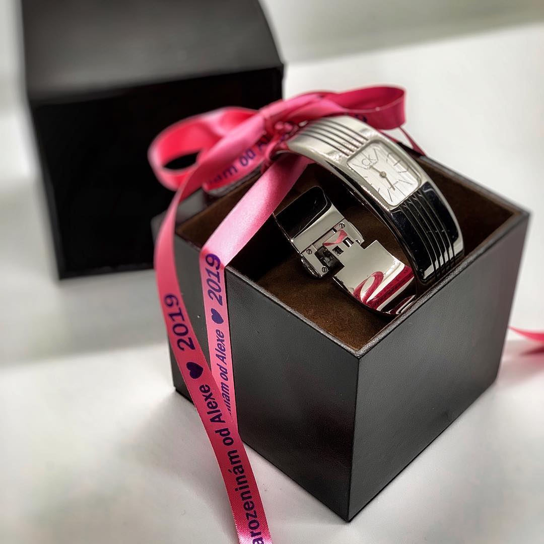 Až budete příště kupovat dárek např. v podobě hodinek⌚️, nezapomeňte si vyžádat v prodejně také individuálně potištěnou stuhu s Vaším vlastním textem - věnováním, vzkazem nebo třeba jménem a konkrétním datem narozenin 🎗👍 Zkrátka Řekni to stuhou... #reknitostuhou #hodinky #darek #venovani #darkovakrabicka #stuha #krabicka #watches #damskehodinky #dnesnosim #modnidoplnky #watchoftheday #narozeniny #vyroci #jentak