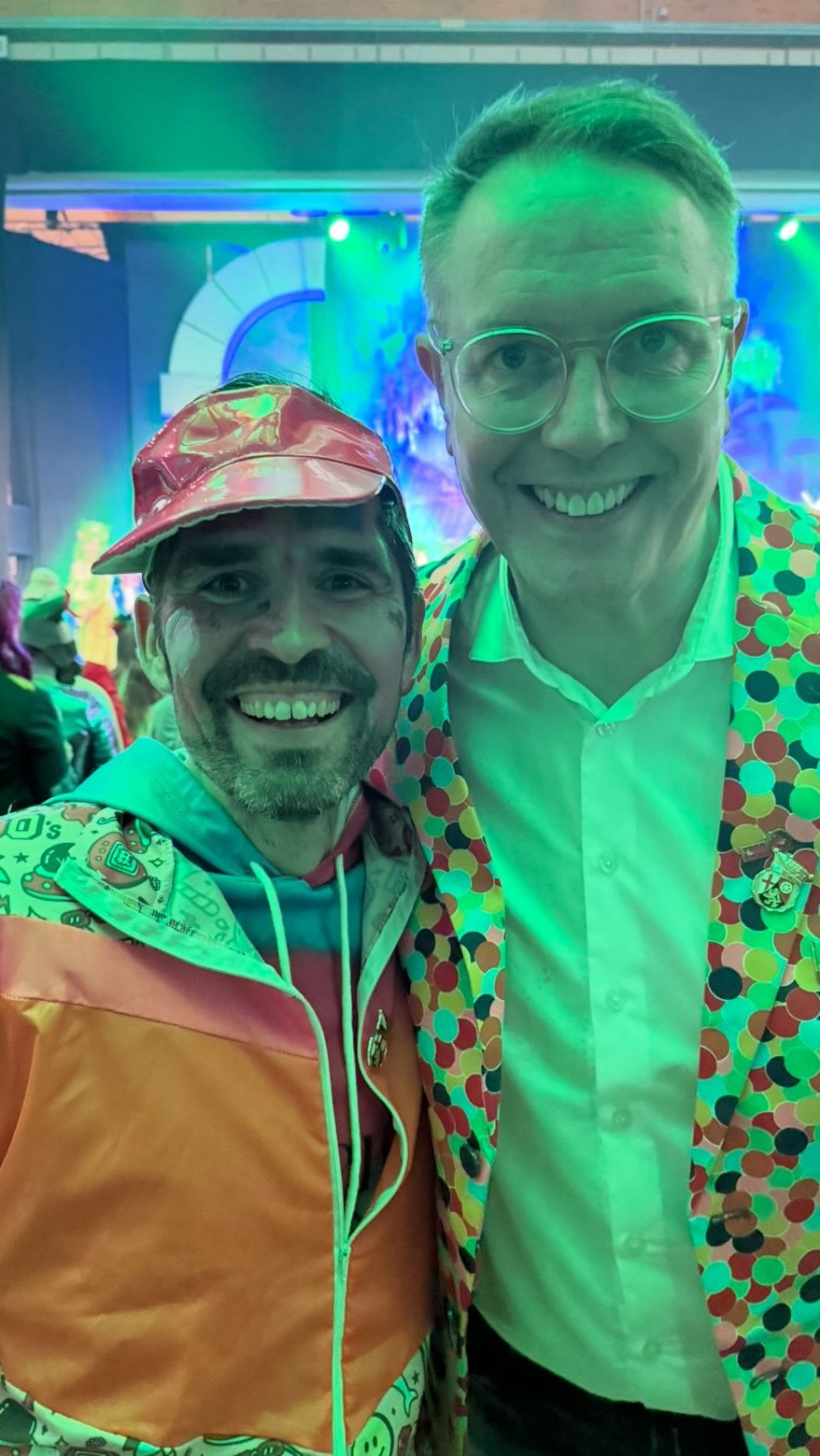 Und so wie der Tag (die Nacht) endete, starten wir ins Wochenende: mit guter Laune!
Danke @schmitz_trier für den Ausflug nach Queertopia mit eurer beeindruckenden Show. Vielfalt macht eben Freude und das Leben schön. Unser Ministerpräsident @alexander.schweitzer und ich haben wieder gern mit euch gefeiert.
#queer #rosakarneval #trier #alexanderschweitzer #sventeuber
