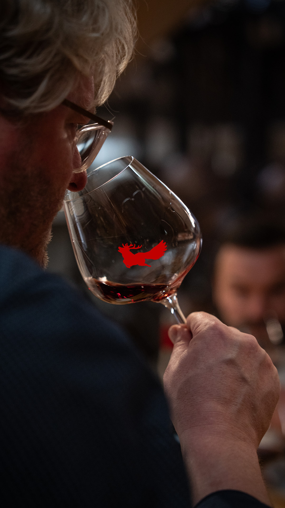 Naši novou designovou vinotéku jsme prověřili za vás. Zkušební degustace, skvělá nálada a hlavně skvělá vína z rukou našeho head sommelier Petra Šrejmy. Pro všechny milovníky kvalitního vína máme dobrou zprávu – vinné degustace v Jelenovi už brzy. #staytuned
#cervenyjelen