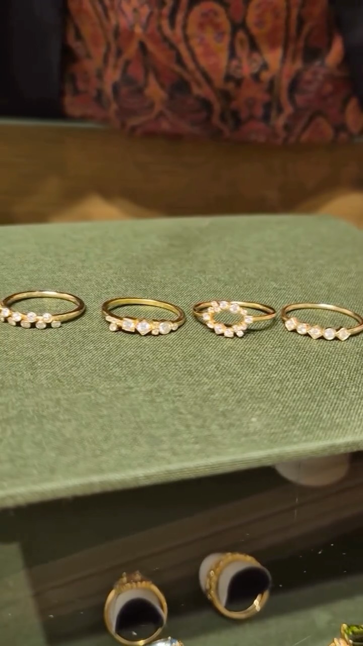 Trying on some of our favorite diamond rings.
All crafted in 14k gold with natural diamonds.
#fotinipsarouli #fotinipsaroulijewellery #finejewelry #handmadejewelry #ring