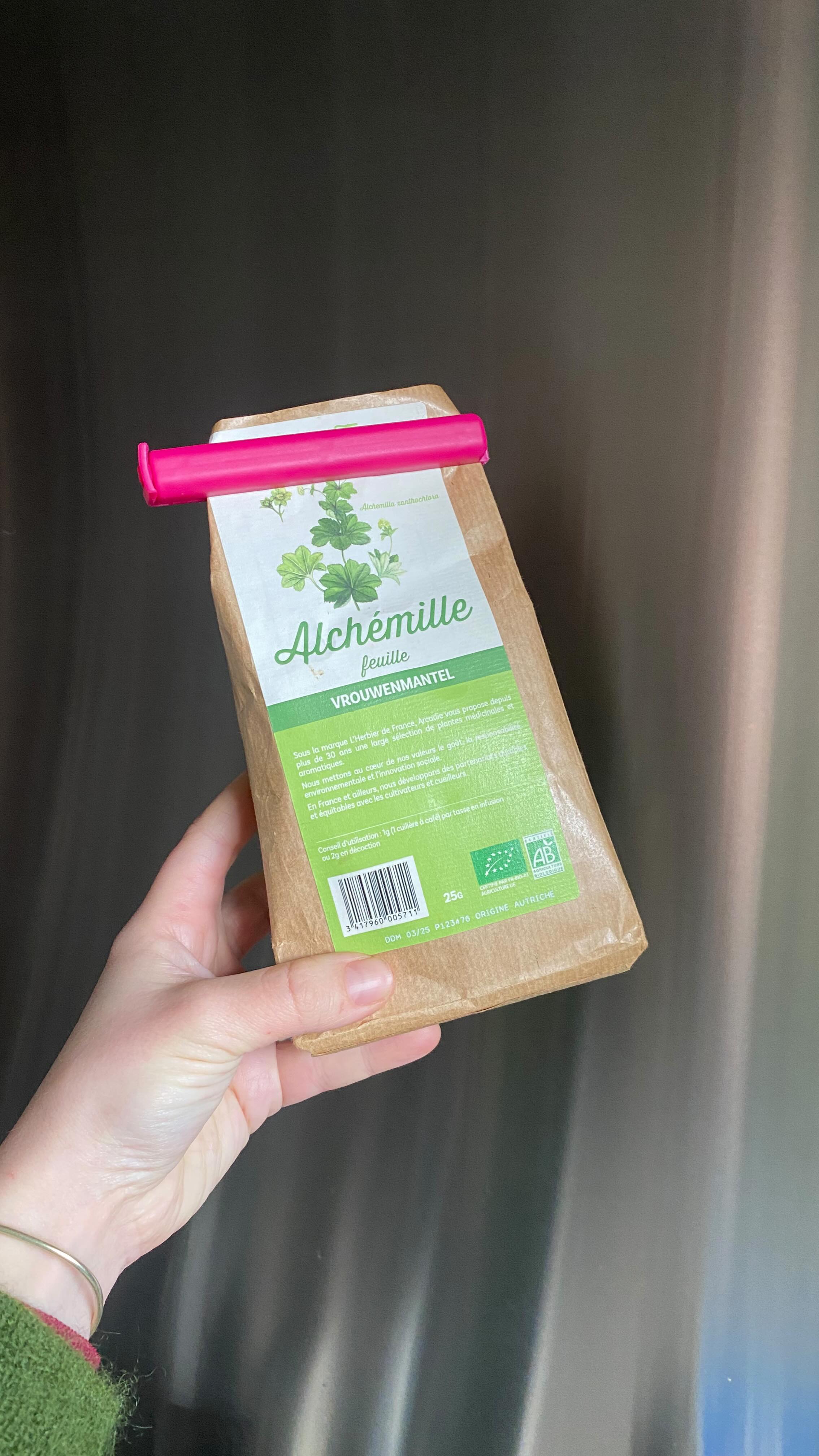 ** tu te reconnais dans LESQUELS 😌👀
1. Tu oublies de profiter des choses simples
→ Ton mental est en permanence en train de scanner ce qui pourrait aggraver tes symptomes
2. Tu dors plus mais tu restes épuisée
→ Ton corps réclame du repos, mais bizzarement meme quand tu dors bien tu es toujours fatiguée.
3. Tu as des fringales… et elles sont incontrôlables
→ Et ça, même si tu as bien mangé
4. Ton humeur change tous les 4 matins 👀
→ Irritabilité, larmes, joie passagère : tu te demandes si c’est toi, ton cycle ou ton déséquilibre hormonal
5. Tu repousses tout… même les trucs que tu aimes
→ Tu perds ta motivation et idem, tu te demandes si c’est pas juste “toi” et que tu es simplement “pas comme les autres”
•6. Tu surveilles ton poids en permanence
→ Même si tu sais que le SOPK n’est pas que ça, tu es obsédée par la balance
•7. Tu expérimentes toutes les “solutions miracles”
→ Tu testes régimes, compléments, application
•8. Ton cycle est un énorme flou mais c’est devenu aussi une obsession
→ Tu traques chaque retard de règles, chaque spotting, tu testes des choses, tu espères avec tes règles bientôt
9. Tu culpabilises après chaque écart alimentaire
→ Tu en es même arrivée à redouter les sorties
•10 Tu ignores parfois les signaux de ton corps
→ Tout fait tellement parti de ton quotidien depuis des années que tu ne sais plus si c’est normal ou pas.
Fatigue, fringales, douleurs, irritabilité : tu les raccroches à ton “identité” et tu te dis chaque fois que “ça ira mieux demain”
Tu as envie de reprendre les rênes ?
Redevenir ACTRICE de ta santé ?
Ecris “APPEL” pour qu’on en parle 💌