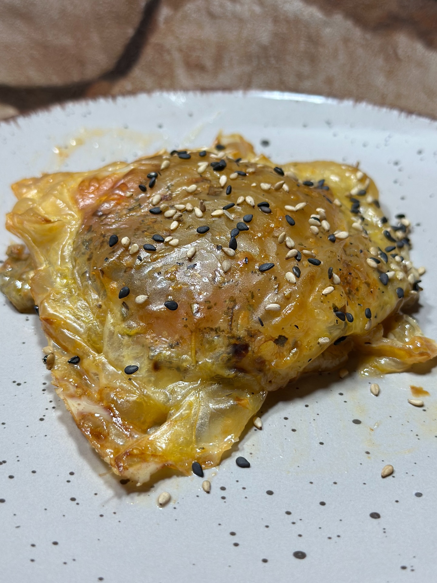 🧀🍅 Außen CRUNCHY, innen warm & CHEESY
Dieser Snack hat mich komplett überrascht –
Reispapier + Mozzarella + Tomate = pure Liebe 🤍
Perfekt wenn man „nur kurz was Kleines“ will 😏
👉 schnell gemacht
👉 eiweißreich
👉 goldbraun & unfassbar lecker
⸻
✨ Zutaten (1 Portion)
• 1 Mozzarella
• 4–5 Tomaten
• 6 Reispapierblätter (ca. 16 cm)
• 1 Ei
• ca. 50 ml Milch
• Aglio e Olio Gewürzmischung
• Salz & Pfeffer
• etwas Öl (optional)
• optional: schwarzer & heller Sesam
⸻
👩🍳 Zubereitung
1️⃣ Mozzarella in dicke Scheiben oder Stifte schneiden und rundum würzen
2️⃣ Tomaten in Scheiben schneiden
3️⃣ Ei und Milch verquirlen
4️⃣ Reispapier kurz durch die Ei-Milch-Mischung ziehen (nur weich werden lassen!)
5️⃣ Tomaten mittig platzieren, Mozzarella darauflegen
6️⃣ Reispapier vorsichtig einschlagen & gut verschließen
7️⃣ Mit etwas Öl einsprühen, optional Sesam darüber
🔥 Airfryer: 190 °C | ca. 15 Min
🔥 Backofen: 210 °C | ca. 15–20 Min
→ bis alles goldbraun & knusprig ist
⸻
✨ Servier-Tipp:
Noch besser mit etwas Sour Cream 🤤
👇
Speichern nicht vergessen 💛
#mazensbbq #reispapier #snackidee #mozzarella #followforfollowback