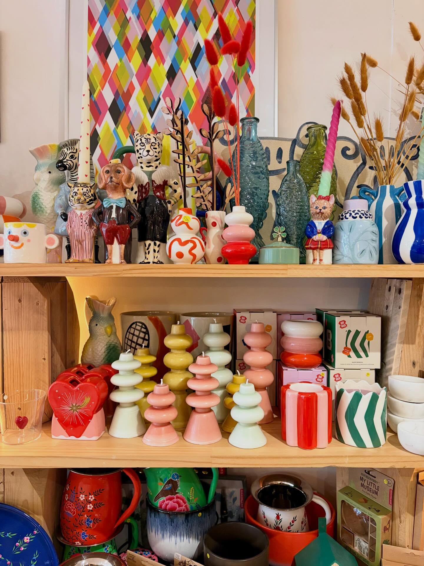 ❤️🔥 L’amour est dans l’air… et dans la boutique ! ❤️🔥
Aujourd’hui, c’est la Saint-Valentin 💕
@le_puits_damour déborde de petits trésors à offrir et à chérir 😘
Des attentions tendres, des clins d’œil malicieux, des mots doux comme des bisous à écrire, des objets à garder longtemps.
Besoin d’un cadeau de dernière minute ?
La boutique est pleine de nouveautés et Mathilde est là prête à vous conseiller pour trouver le petit cadeau parfait 💝
✨ Nous sommes ouverts aujourd’hui de 11h à 19h ✨
📍 Le Puits d’Amour
113 rue Fondaudège – Bordeaux
Quartier Jardin Public
🕒 Vendredi & samedi : 11h–19h
Jeudi : 15h–19h
Fermé du lundi au mercredi jusqu’au 4 mars
💘 Aimer, offrir, sourire… c’est tout ce qu’on vous souhaite aujourd’hui.