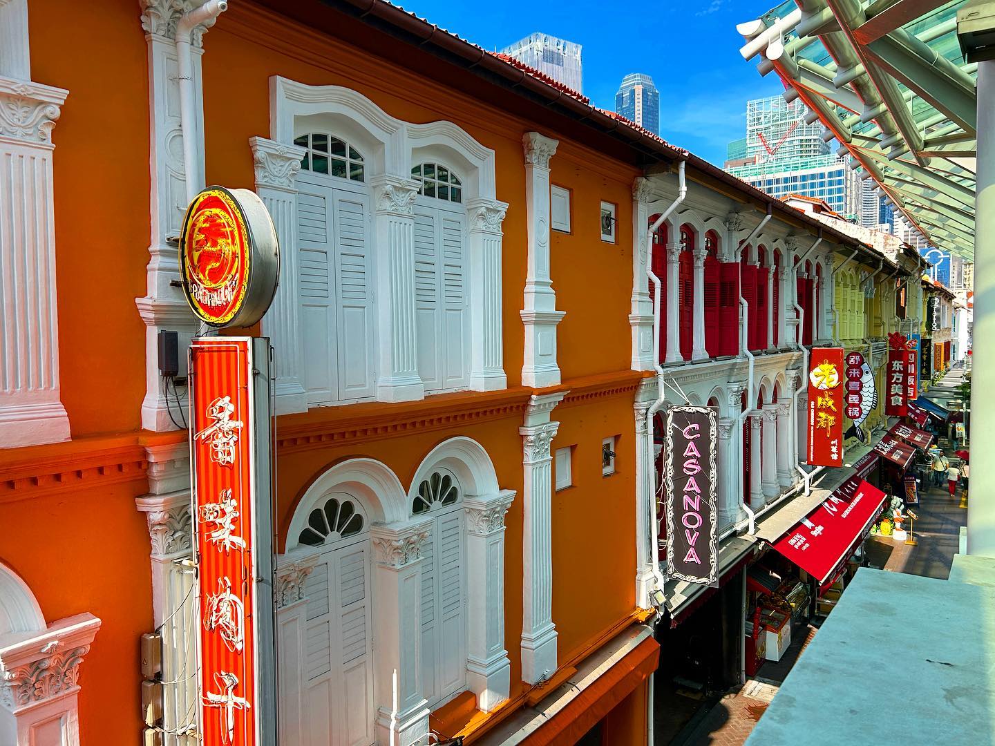 It’s been a while but Singapore Chinatown still has the colour and life. 🇸🇬
#chinatown #singapore #mall #architecture #colour #windows #oldschool #history #citylife #streetcolour #building #asia #asian #colourful #streetlife