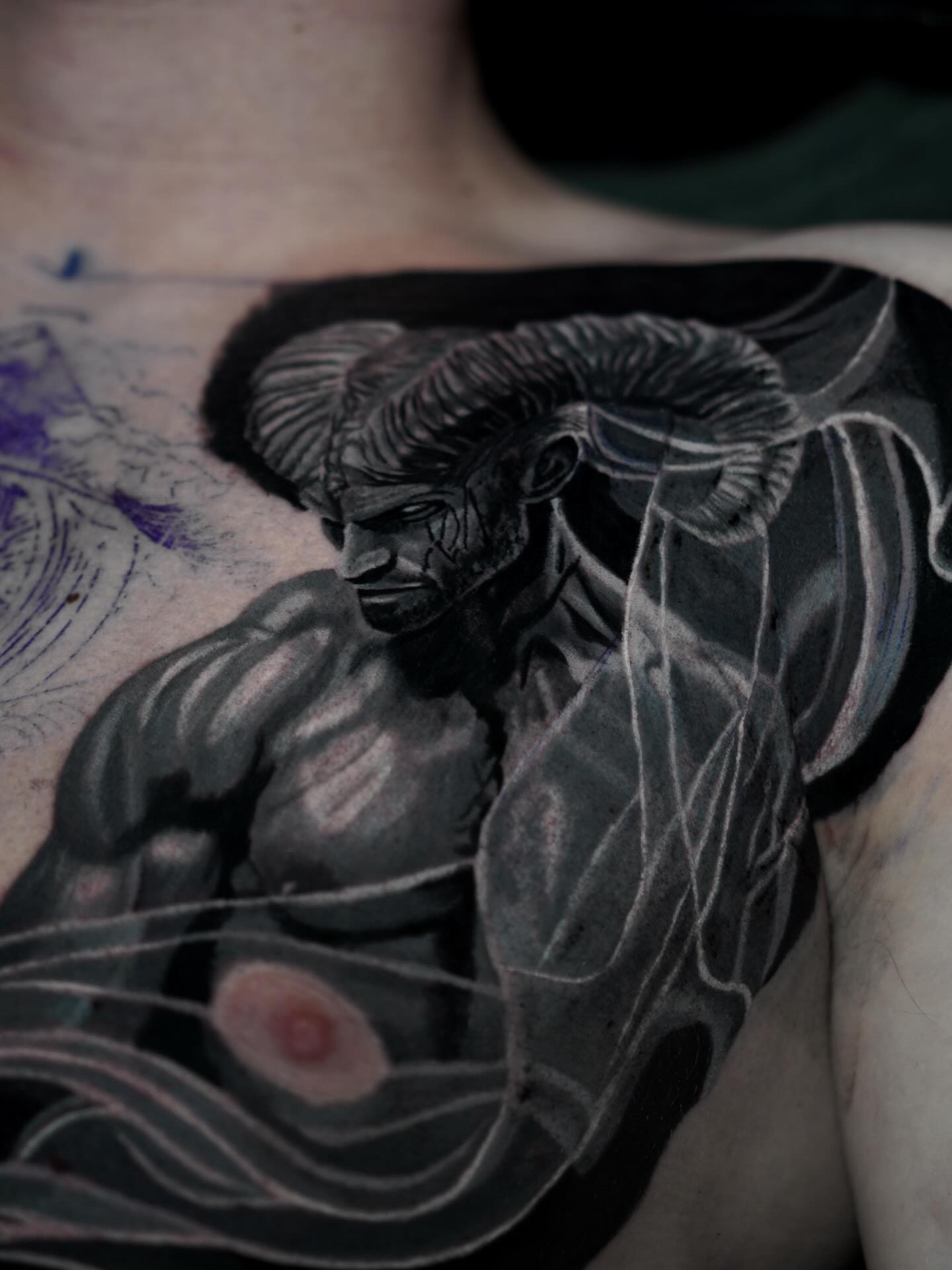 👁️ Voici le résultat des premiers jours de travail sur ce projet de torse complet.
Nous avons posé les bases de la pièce cette semaine.
Un début intense, beaucoup de construction, de volumes et de détails pour donner une direction claire à l’ensemble.
Le mois prochain, on finalise entièrement le projet.
Je partagerai alors le rendu complet, avec les zones cicatrisées, pour apprécier pleinement le travail fini.
En attendant, mon agenda reste ouvert.
📱 Pour réserver ton projet, tu peux m’écrire en message privé
ou organiser directement une visioconférence via mon site web (lien en bio).
⸻
#tatouage #tattoorealism #blackandgreytattoo #chesttattoo #tattooartistfrance