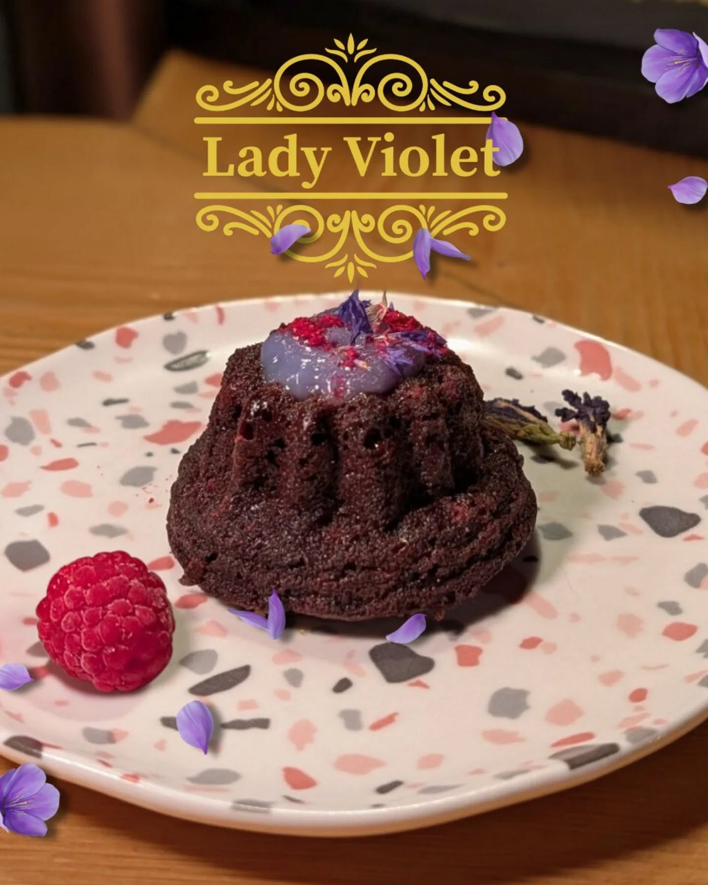 Carissimi lettori,
siamo lieti di presentarvi il dolce in edizione limitata di questa stagione 🌸
Un dolcetto NoxMade con lamponi e cioccolato, ripieno di una delicata crema alla mandorla, guarnito con fiori edibili e polvere di lamponi 👑
Il colore della crema non è artificiale, ma si ottiene dall'infusione del butterfly pea flower! Per questo, le sue sfumature potrebbero variare, da un celeste più delicato a tinte più violacee come in foto, ma non cambia l'irresistibile dolcezza e la bellezza di questa crema vegetale 🌱
Perfetto da abbinare a un tè caldo o come coccola di fine pasto 🍫
📍Viale Ivo Montagni 190 Limite sull'Arno (FI)