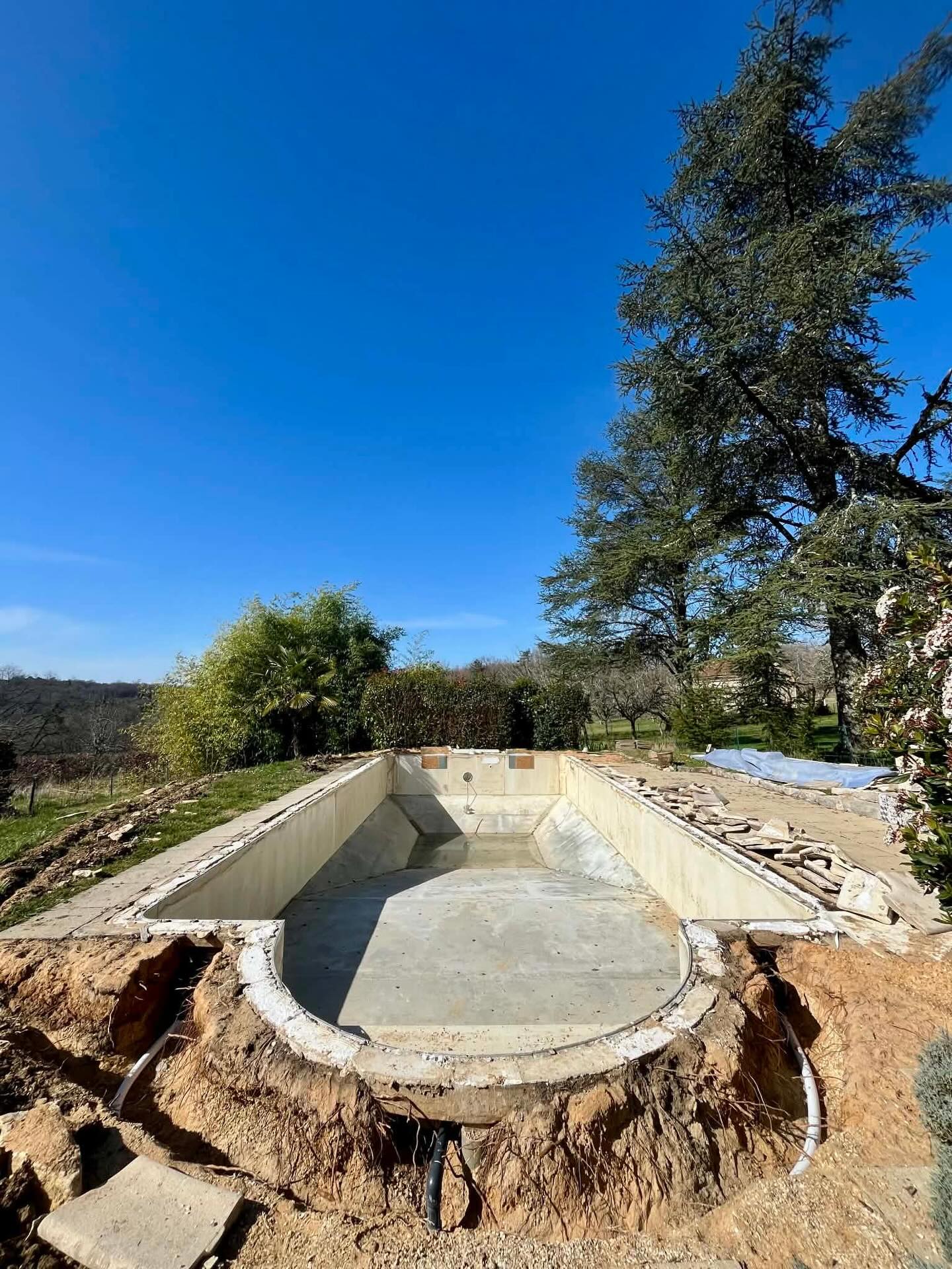 Our renovation and pool completion slots for summer 2026 are filling fast and availability is now limited. Don’t leave it too late - contact me here on or on WhatsApp 0632 103992 to discuss your project and timings 😎☀️😎#poolrenovation
#swimmingpooldesign
#poolmakeover
#outdoorliving
#summerready