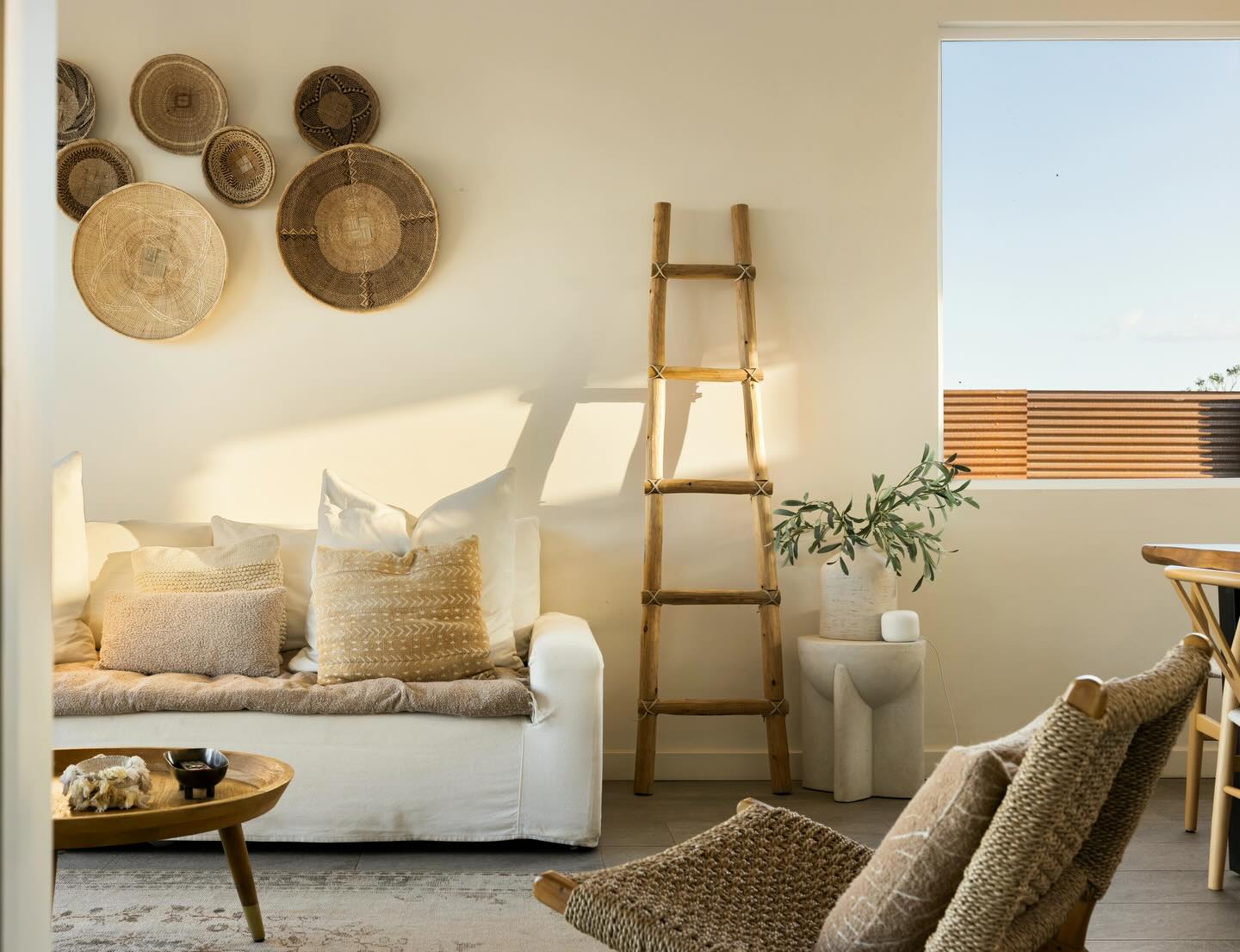 Sunrises and sunsets included @ciel_homes .
Set on 2.5 acres of open land, Casa Bella gives you space to slow down, take in the quiet, and really settle in. With three bedrooms, room for six, and a pet-friendly welcome, it’s the kind of place that makes it easy to stay a little longer than planned.
#desertvacationrentals #joshuatreeairbnb #traveldestination #mindfultravel
