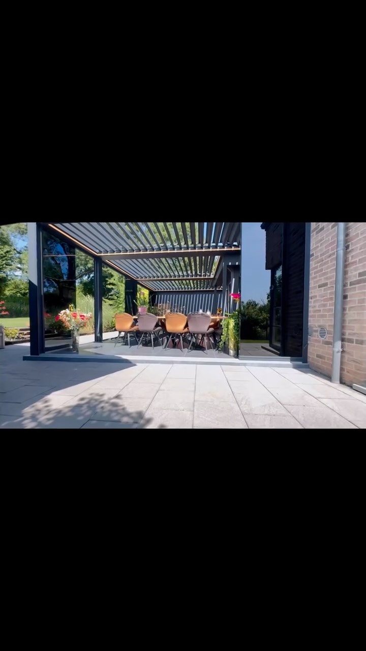 Lumière maîtrisée.
Ombre parfaite.
Ambiance réglée au millimètre.
Lames orientables.
LED intégrées.
Stores motorisés.
Protections latérales.
Le soleil s’adapte.
La pluie glisse.
La soirée continue.
La vraie pièce principale ?
Elle est dehors. 😌
Pergoluxglobal — dehors, c’est mieux.
#Pergoluxglobal
#PergolaBioclimatique
#AmenagementExterieur
#TerrasseDesign
#MaisonBelge
#Belgique
#Bruxelles
#Liege
#Namur
#Wallonie
#DesignBelge
#ArchitectureBelge
#OutdoorBelgium
#ArtDeVivreBelge