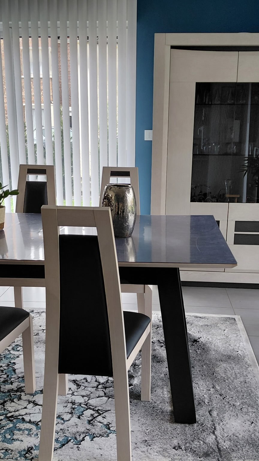 Changement de couverture pour cette série de chaises de salle à manger en hêtre massif . Simili cuir tannery couleur Panther de chez @spradlingeurope . #tapissierdecorateur #artisanatfrancais #chaises #chairs #valenciennes