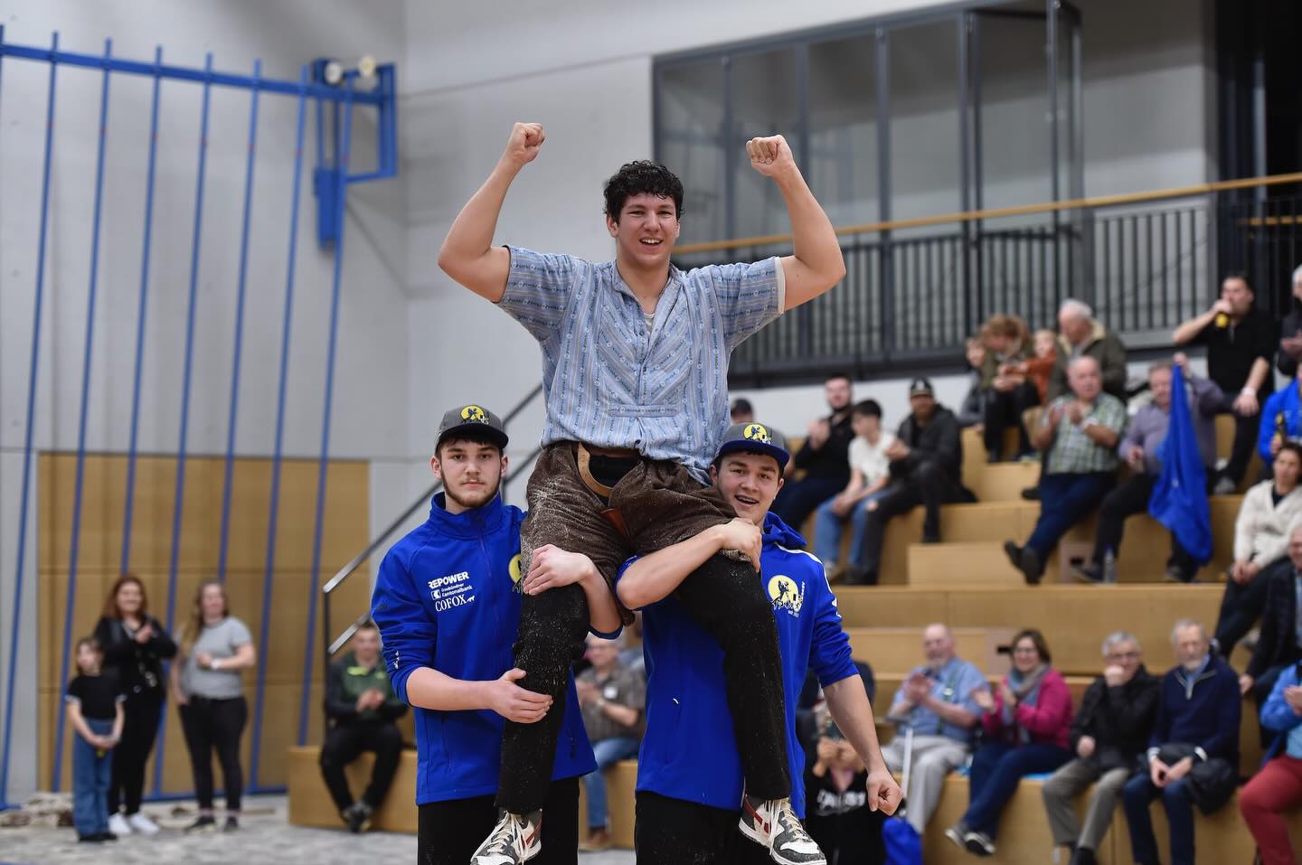 Festsieg für Josias Müller!
Der knapp 20-jährige Zilliser besiegt am Samstagabend im Schlussgang des Lichtmess-Schwingets in Gais den Schaffhauser Nicola Graf und feiert seinen ersten Festsieg. Nach einer Startniederlage gegen Luc Bissig (Bild 2) notiert Müller fünf Maximalnoten in Serie. Herzliche Gratulation zu diesem Meilenstein, Josias!
Mit vier Siegen eine starke Leistung zeigt auch der Muttner Sämi Moser bei seinem erst zweiten Aktivfest. Bericht und Rangliste auf hosalupf-Website!
📸: Jakob Heer
#Schwingen #Tradition #Graubünden #Gais
@gkb.ch @repowerschweiz @cofox_ag