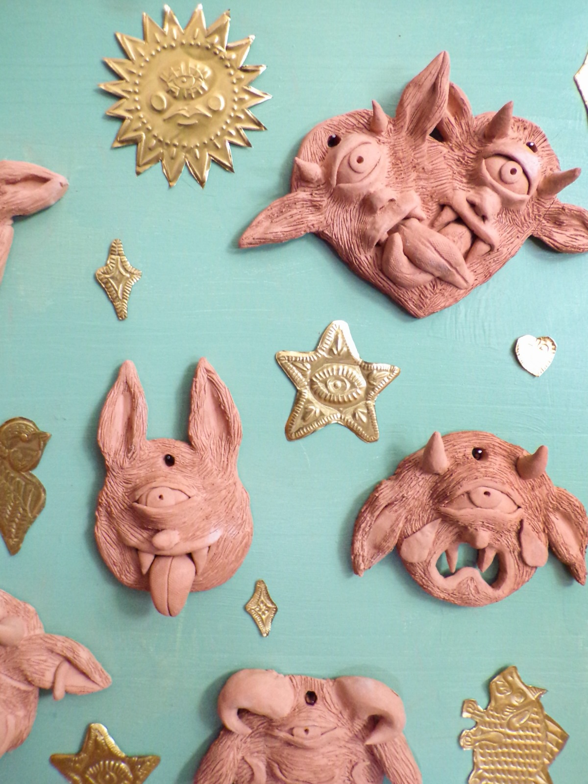 🌞🧿⭐️
Ciclopi, argile et feuilles de laiton (en cours depuis 2025)