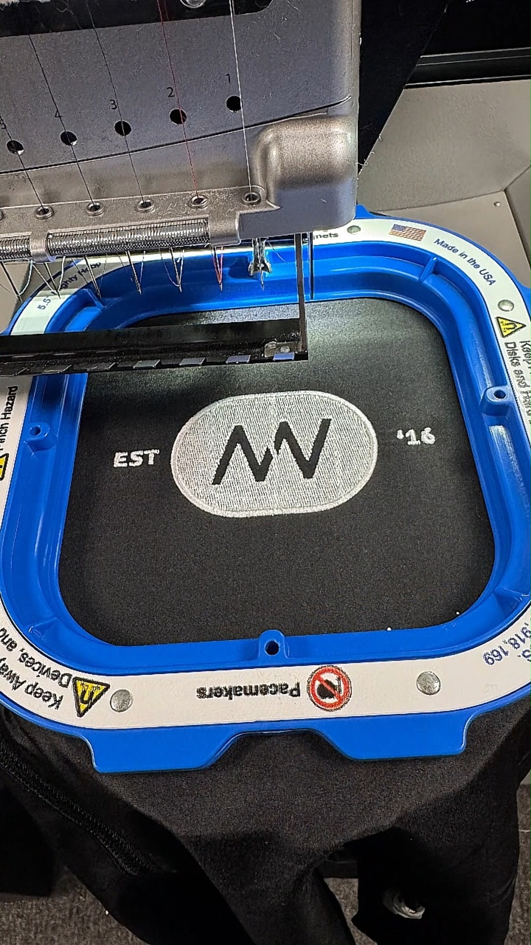 Dit is waarom borduren zo lekker is 🧵✨
Het blijft mooi het voelt luxe en het kan tegen een stootje!
Wil je borduren met snelle levering?
Stuur ons je wensen en we denken met je mee.
#borduren #snellelevering #bedrijfskleding #werkkleding #borduurwerk #inbeeldreclame #mkb