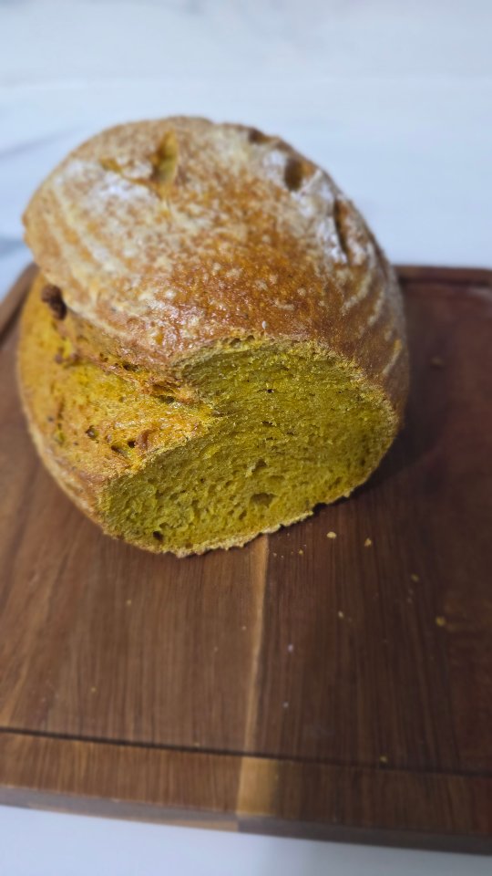 ✨ Morning inspo desde el horno ✨
Hoy amanecimos inspiradas —y con olor a pan recién hecho— con nuestro nuevo pan antiinflamatorio 🧡
Masa madre lenta, cúrcuma dorada y un toque preciso de pimienta negra para potenciar sus beneficios.
🌾 Libre de gluten
🍞 Fermentación natural
🌿 Sabor cálido y reconfortante
💰 Precio: L 270
Porque comer rico también puede ser comer consciente.
¿Lo probarías en tostada con aguacate o con un chorrito de aceite de oliva? 👀💛
#LibreDeGluten #MasaMadre #Cúrcuma #Antiinflamatorio #PanArtesanal PanConPropósito AmarantoInspired