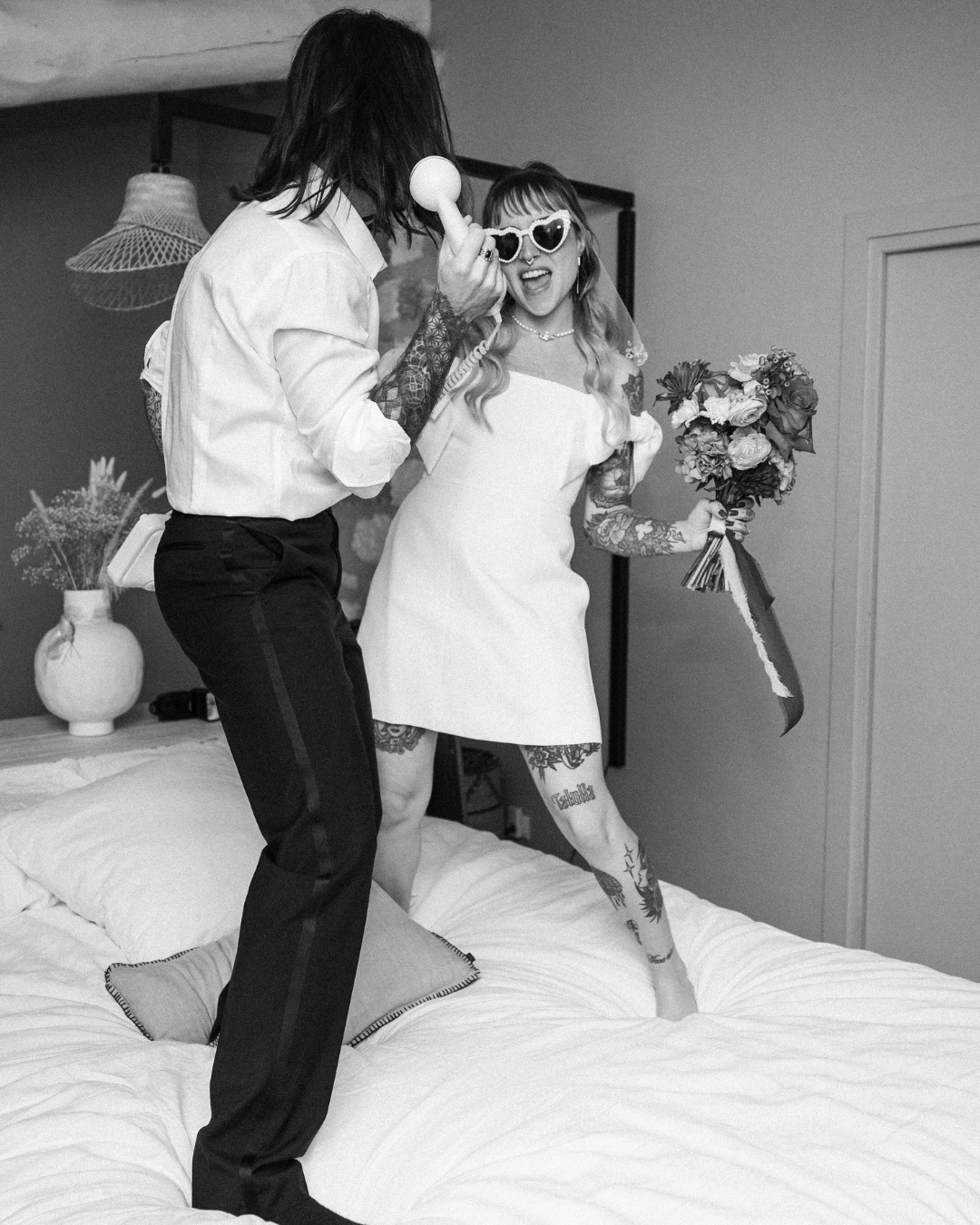 Pas besoin de grand décor. Une chambre, une baignoire et le tour est joué ! 🤘
Photos prises au Workshop #9 de: @ninon.photographe
Photos : @tembostudio.sp
Lieu : @lagrangedejavon
Wedding planner : @cana.wp
Wedding design : @caravanepalace_events et @mathildebaglioni
DJ : @maison_j_ms_events
Fleuriste : @melaine.bois.fleuri
Papeterie : @gentille_papeterie
Coiffure et make-up : @moonlight_weddingbeauty
Backstage et guest : @blandine.merle.photographe et @camillel_photo
Modèles : @hampop.jb et @alvinoushka
Cocktails : @letemps.d.unverre
Gâteau : @lesdelices2gladys
Robe : @forevernew_official
Accessoires et voile : @manon.ponson
Costume : @samsonsurmesure
Mobilier : @oravis_location
Voiture : Patrick Guendon (Eyguières ; 06 24 55 38 11)
———————
Sandra | Tembo Studio
Photographe de mariage et d’instants de vie en Drôme, Ardèche et Vallée du Rhône.
#idéemariage #photosdecouple #organisationmariage #photographedemariage