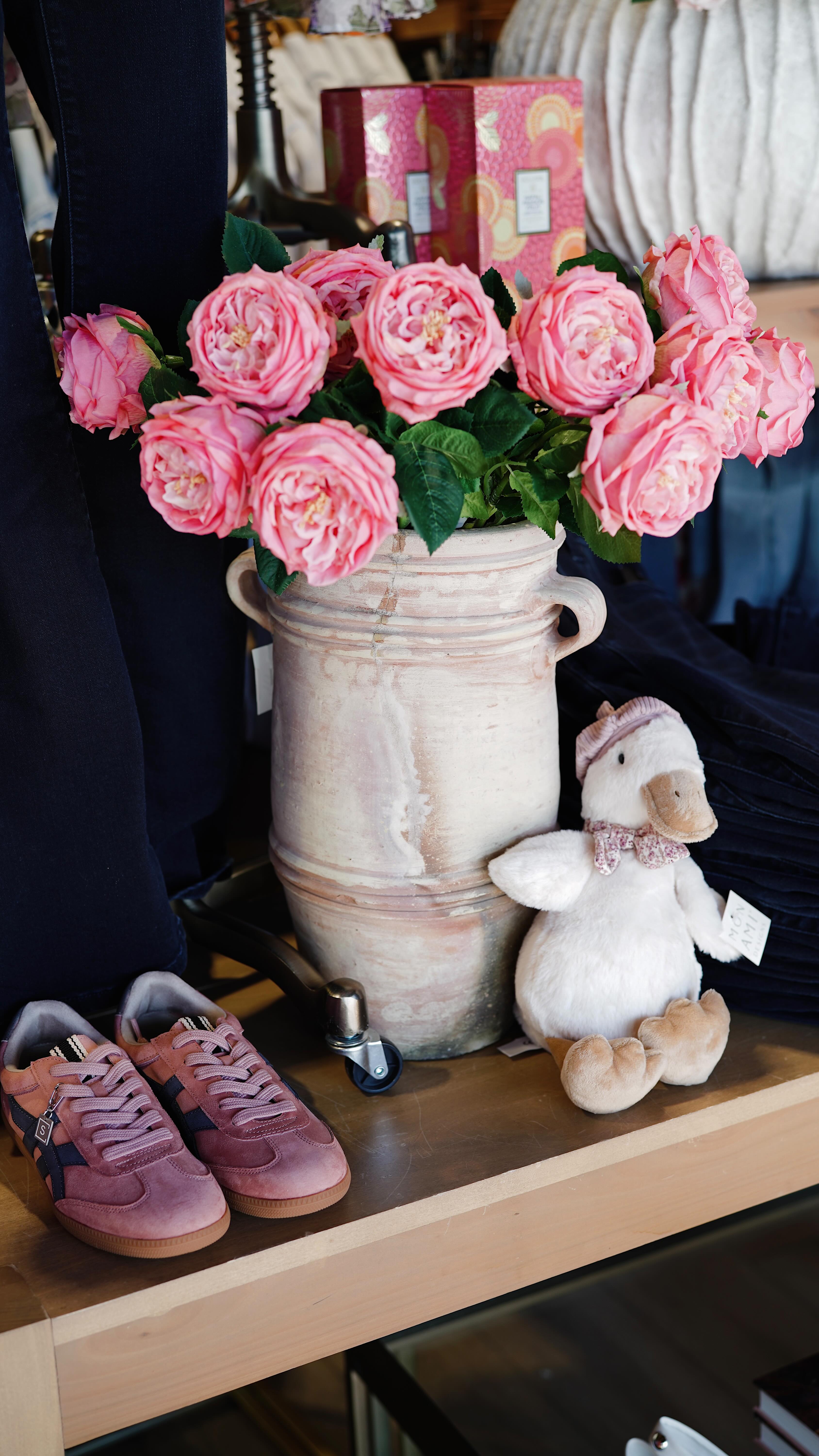 GALENTINE’S DAY IN THE SHOP! ❣️ 20% OFF ALMOST EVERYTHING — We started off our morning with the sweetest collab with @valleygirlsrunclub , @latinasrunfresno , & Black Girls Run Fresno 🌸 Thank you to everyone who came!!
Happy Valentine’s Day!! ❣️