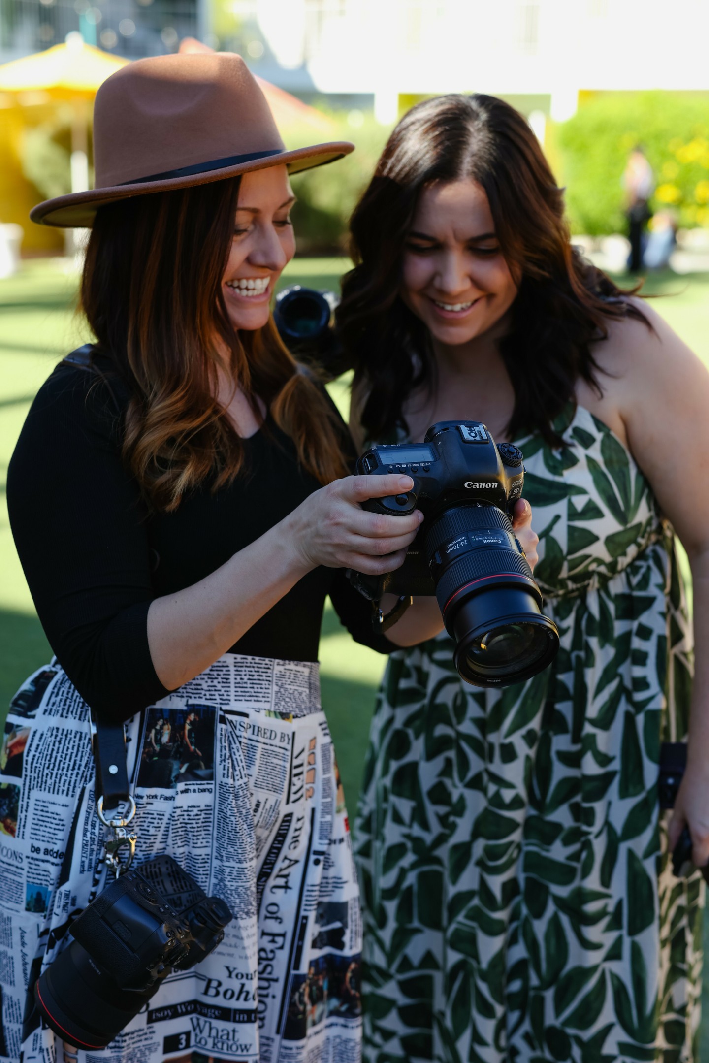 If you think you’re awkward in photos — you’re not.
You just haven’t been guided properly.
That’s my job, and I promise you’ll feel comfortable and confident.