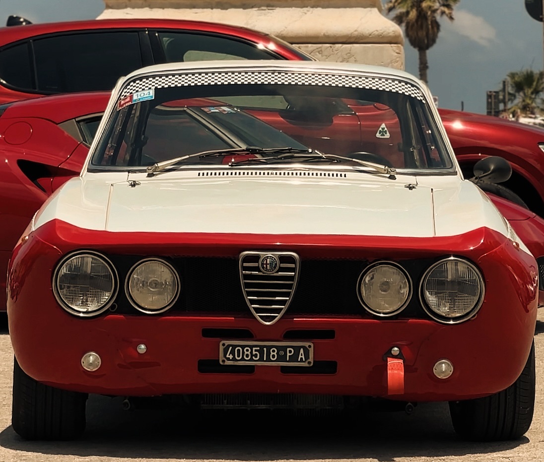 1971-2024: Il tempo si ferma quando passa lei. ⏱️✨
Alcuni scatti per ammirare le linee muscolose e l’assetto inconfondibile della GTAm di Luigi Pastorello. Una vettura che ha segnato un’epoca e che continua a far battere il cuore del pubblico di Trapani.
Una curiosità 👀 A differenza delle versioni precedenti (come la mitica GTA), la GTAm del ‘71 non ha il tipico “scalino” sul cofano anteriore. È una versione più aerodinamica e moderna per l’epoca, con parafanghi allargati in vetroresina per ospitare pneumatici più grandi, necessari per scaricare a terra la potenza durante le salite.
Insomma… un vero capolavoro itinerante dello scorso secolo ♥️
2/3