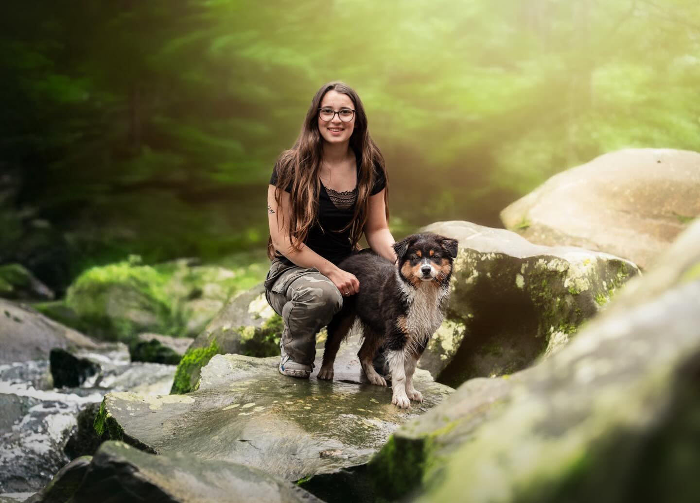 🐾 Comment j’en suis arrivée là ?
J’ai découvert le métier d’éducateur canin assez tôt, à l’occasion d’un stage de découverte au collège, grâce à @mariie__09 et ça a tout de suite été un coup de cœur, ça avait du sens pour moi, ce métier, cette vision du chien… 🐕
À l’époque, l’idée a germé, mais je l’ai mise de côté car je pensais devoir suivre un parcours plus “classique”. Après quelques mois à la fac, l’évidence s’est imposée : c’est ce métier-là que je voulais faire. 🎓
J’ai alors décidé de me réorienter et de me former au métier de comportementaliste canin, chez Animautopia. J’ai complété cette formation par un mentorat auprès de Laura Sgard et Fabien de @lempreinte.vision_du_chien , une expérience particulièrement enrichissante, aussi bien sur le plan pratique que dans les échanges et les rencontres. 💬
En parallèle, j’ai continué à apprendre et à affiner ma pratique grâce à l’accompagnement de Marie Amyot et également de Kevin Caria de chez @denaturecanine.
Aujourd’hui, je me lance avec une base solide, l’envie de continuer à apprendre, et surtout l’objectif d’aider les humains à mieux comprendre leur chien. 🫶🏻🐶