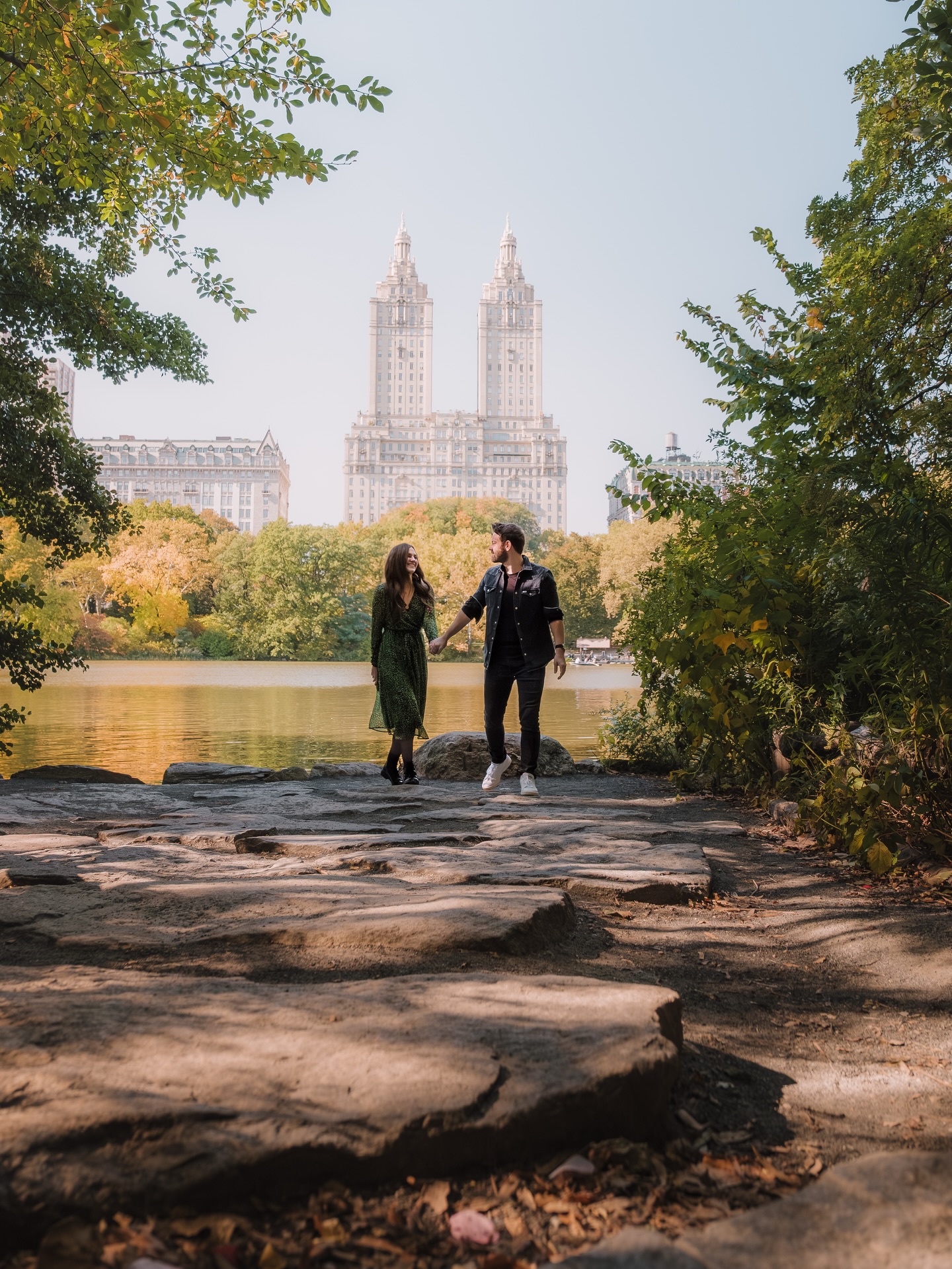 Fall in Love with New York City. 💕
Und ganz besonders mit dem Central Park.
Wir wissen, dass der Central Park alles andere als ein Geheimtipp ist. Er ist eines der bekanntesten Wahrzeichen der Stadt. Trotzdem hat uns dieses friedliche, fast schon verwunschene Fleckchen mitten in dieser aufregenden, lauten und pulsierenden Metropole fast am meisten in New York gefallen.🌳
Wann immer es ging, haben wir den kleinen Umweg durch den Park genommen und jede Minute zwischen Eichhörnchen, Straßenmusikern und den hohen Bäumen genossen.
In jeder anderen Stadt wäre es wahrscheinlich einfach nur ein ganz normaler Park. Doch in New York sind es Parallelwelten, die zusammen eine perfekte Einheit ergeben.
Markiert die Person, mit der ihr durch den Central Park schlendern würdet.💕🌳🏙️
.
.
.
#NewYorkCity
#CentralParkNYC
#NYCTravel
#AutumnInNYC
#CoupleTravel
