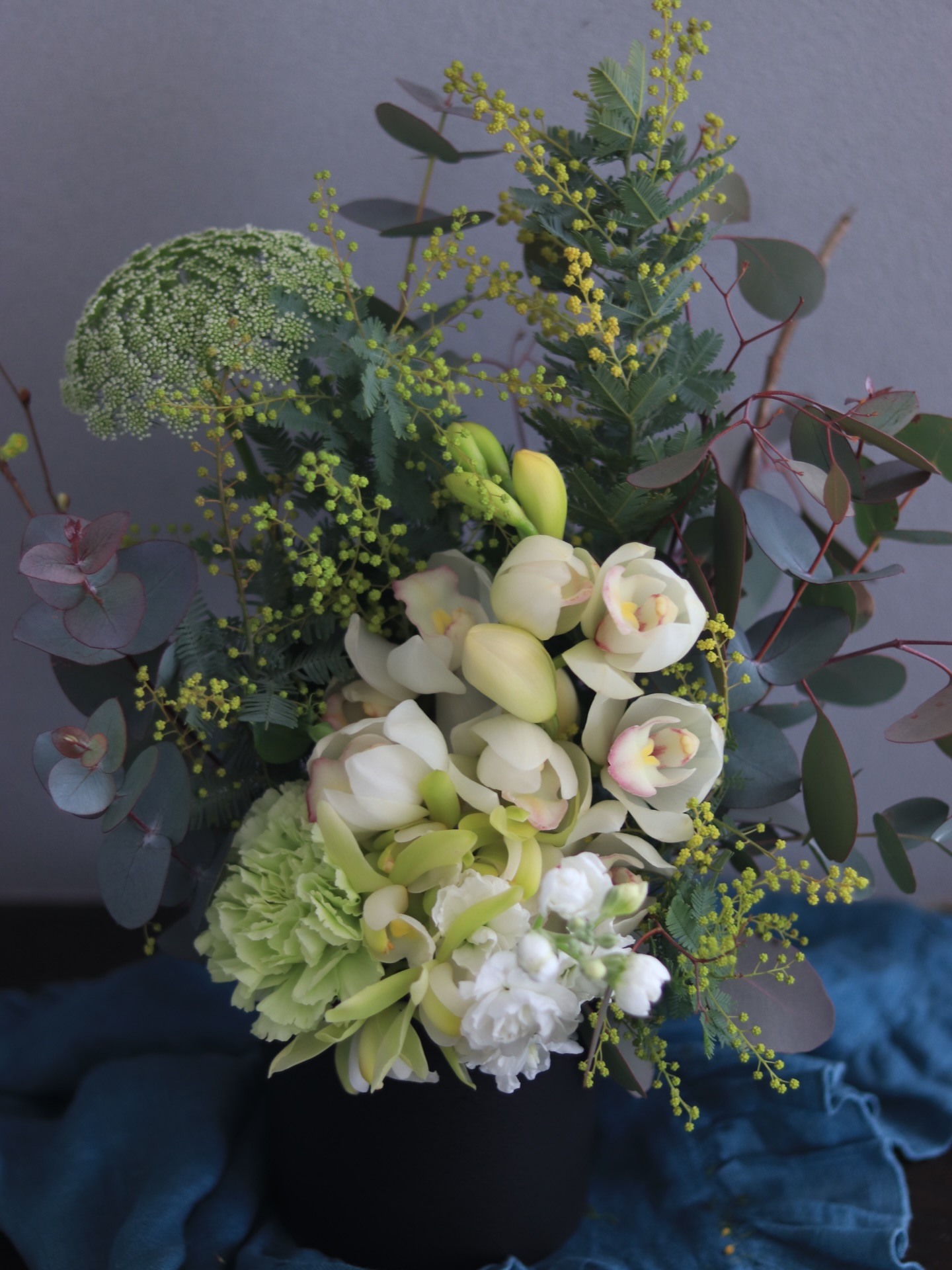 お祝いのお花をご注文いただきました。
先日の「花の刻」で受けたレッスンで学んだことや、今まで自分の中にあった正解不正解から一歩飛び出した作品にさせていただきました。
普段使わない花材を選んでみたり、作らない形を考えたり。
伸びしろしかないと信じて^_^