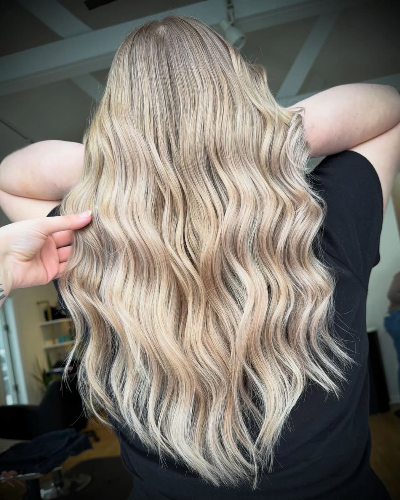 We return programming to @hairby.julz and all her dreamy hair creations 💕
Soft blonde moments like this always remind me why I love long-term client relationships 🤍
She wanted brightness that still felt natural, and hair that would grow out just as pretty as it looks today.
We focused on seamless blending, soft contrast, and a tone that stays creamy without going flat. Her hair has come such a long way, and it shows — healthy, shiny, and full of movement.
This is what happens when good color, consistency, and home care all work together ✨
Already dreaming about her next refresh.
If you’re looking for a blonde that looks just as good weeks later, booking is available through the link in my bio 🫶🏻