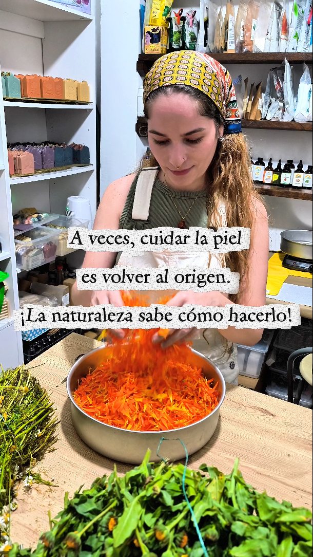 Vivimos rodeadas de productos que prometen mucho…
pero nuestra piel solo necesita algo simple: ingredientes que pueda reconocer.
Por eso en Espíritu Orgánico volvemos al origen:
flores reales, maceraciones lentas y fórmulas vivas.
A veces el mejor skincare… no se fabrica.
Se cultiva 🌼
#organico #natural #cosmeticanatural #artesanal #cuidadofacial