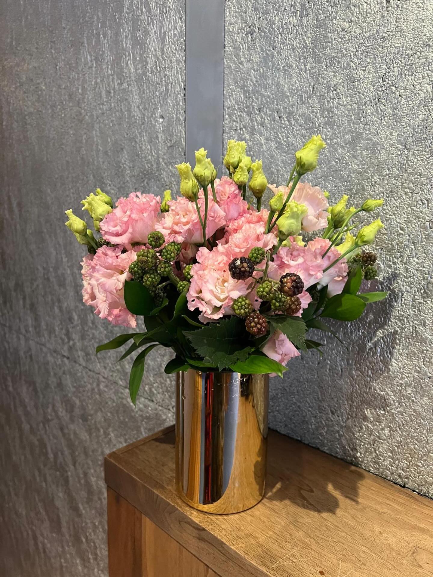 Berries and lisianthus, or mixing spiky and soft
.
#pinklisianthus #blackberries #weeklyflowers