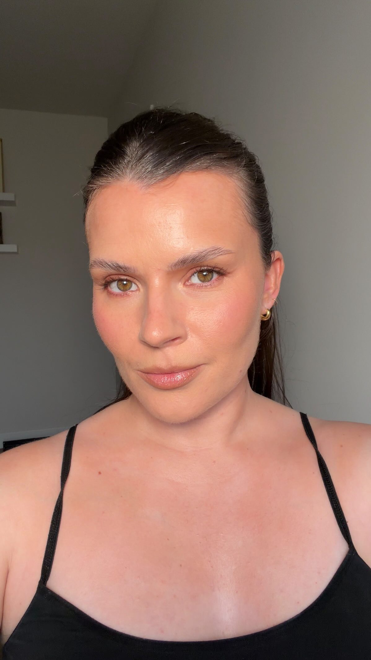 Aussie girl glam is trending (and for good reason)
Effortless bronzed skin, simple yet defined eyes and a blurred type of lip are right up my alley.
Being super pale I did need to cheat just a little with some body bronze 😂 let me know if you want a pale girl aussie glam 🤍
Or drop a 🍫 in the comments if you want the full product list 🤎
•
•
•
•
Bronzed makeup - aussie girl makeup - aussie glam - bronzy makeup - belgian makeup artist
#aussieglam #bronzedglam #bronzedmakeup #belgianmakeupartist #aussiegirlglam