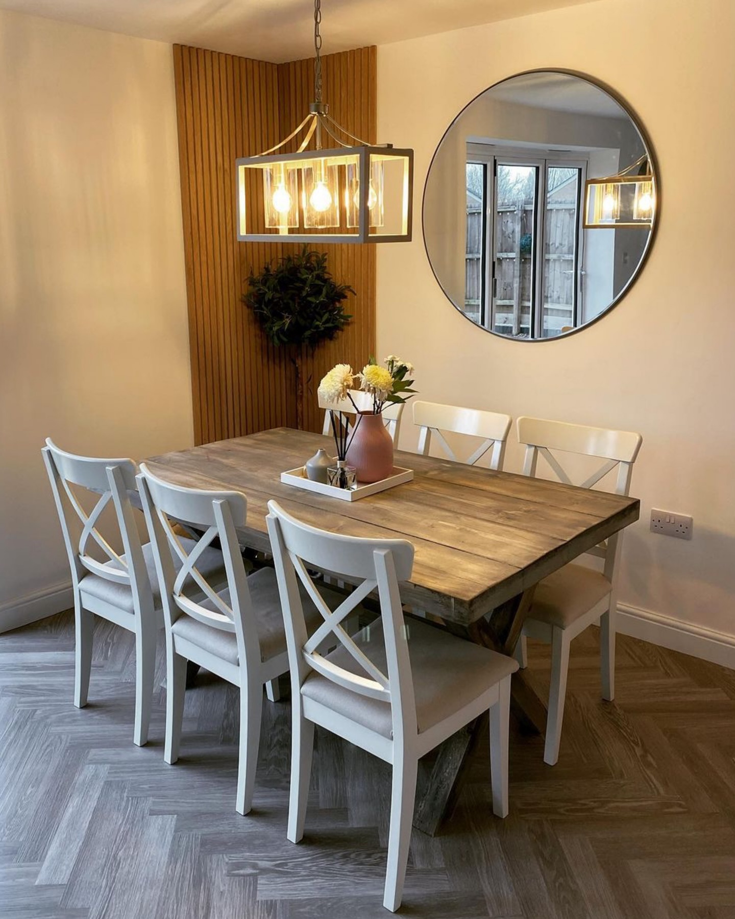 Beautiful set up for this dining room.
#rccfurniture #bespokefurniture #industrialtable #diningtable
