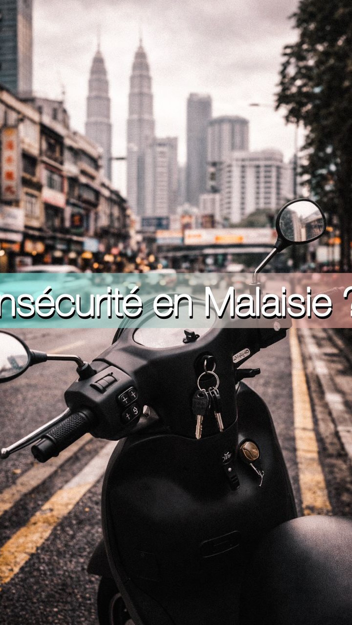 Toi aussi, tu te poses la question de la sécurité quand tu viens en Malaisie ?
Franchement… ce n’est clairement pas le sujet qui nous inquiète le plus ici.
Dans la vidéo, tu vois mon mari… qui a tout simplement oublié ses clés sur son scooter. En pleine rue. Une classique pour lui 😅
Et spoiler : le scooter était toujours là.
La réalité, c’est que la propriété est beaucoup plus respectée ici que dans beaucoup d’autres pays.
Les objets de valeur, les sacs, les téléphones, les véhicules… les gens n’y touchent pas.
Alors évidemment… on ne va non plus devant les tours Petronas avec son sac grand ouvert et une liasse de billets qui dépasse (faut pas tenter le destin non plus 😄). On reste vigilant, comme partout quand on voyage, et on n’oublie pas qu’on est à l’étranger.
Mais très honnêtement… la sécurité ne devrait pas être ton souci principal en Malaisie.
Ça m’est déjà arrivé plusieurs fois de :
– rentrer et me rendre compte que la maison n’était pas fermée à double tour,
– oublier mon téléphone dans la voiture,
– laisser mon sac sur la poussette des enfants…
Je suis revenue des heures plus tard.
Rien n’avait bougé. Pas une vitre cassée. Pas un objet déplacé.
Et avec un mari aussi tête en l’air que le mien …heureusement que la Malaisie est un pays sûr (désolée chéri mais l’attaque était facile) 😅
👉 Suis nos aventures et abonne-toi pour suivre nos aventures d’expat en Malaisie.