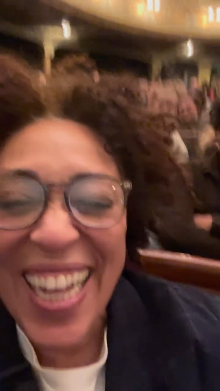 Kulturens styrka och kraft står allt tydligare fram för mig under allt jag tagit del av de senaste två veckorna.
Först på det filmpolitiska toppmötet på Göteborg Filmfestival där en engagerad @tariksalehofficial höll ett brandtal till svensk films försvar.
Varefter en elegant och skarp @vikanderofficial invigd festivalen med en lovsång till alla filmarbetare.
Och så hann jag fira min kära väninna som jag känt i över 45 år. ♥️
Hann också med lite teater på @dramaten - Så tuktas en arbigga i regi av fantastiska @farnaz_arbabi 🌟
Så var det dags för lite kulturpolitik och @folkochkultur i Eskilstuna.
@klys59 höll i ett seminarium om hur man blir en vass kulturpolitiker - stort tack till er som deltog @calle_pa_karlsberg , @mrfletch99 och Catarina Enhörning!
Spännande samtal, diskussioner och möten med kollegor och vänner.
Reste hem fullmatad!