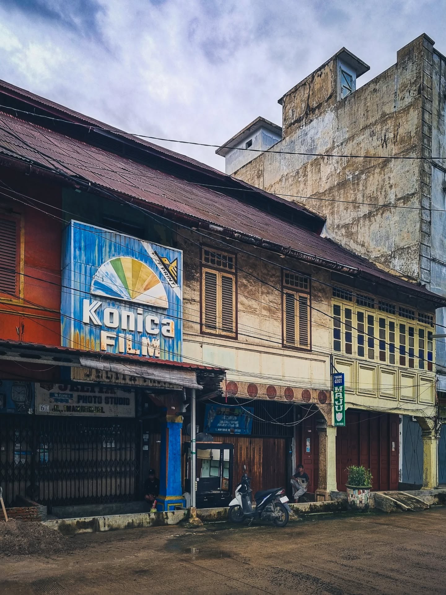 Oi Dusanak!
Kamu pasti sering melalui Jalan Imam Bonjol, Sibolga dan melewati bangunan toko yang klasik ini. Sebuah bukti kegemilangan bangunan komersial dari arsitektur gabungan antara karakter Pesisir dengan Tionghoa.
Apalagi sebuah ditambah sebuah instalasi brand Konica Film yang masih berdiri tegak dan ternyata perusahaan ini sudah tidak berproduksi lagi sejak 2006, alias 20 tahun lalu! Sungguh sebuah sejarah yang menarik.
Selamat Merayakan Imlek
Gong Xi Fa Cai
-----------
fkksibolgatapteng.com