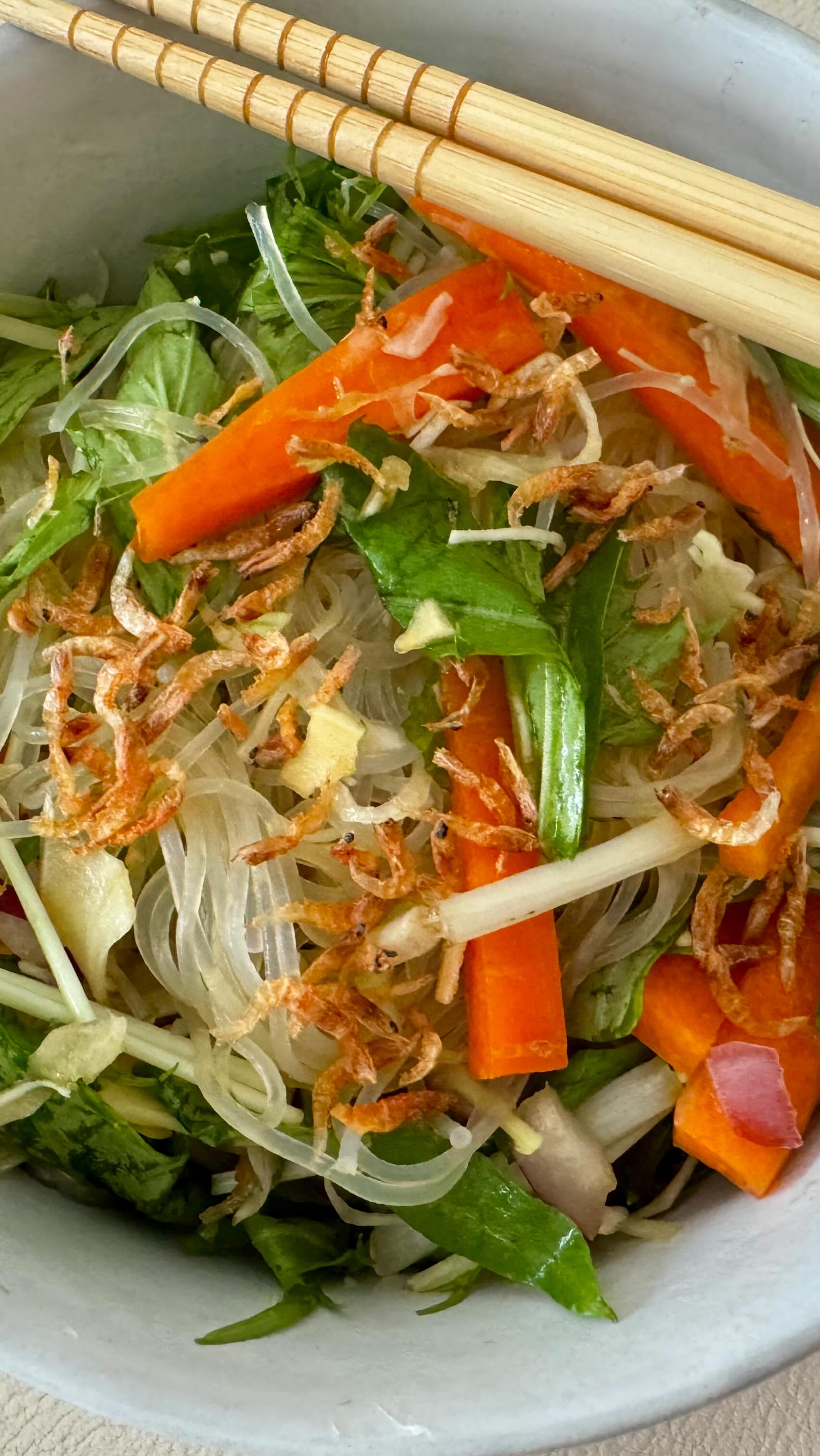 @gini.taste.of.life Original Recipe: Harusame salad.
Salad ingredients include:
-Organic carrots
-Organic red onions
-Organic mizuna (Japanese mustard greens)
-Organic cabbage
-Harusame (glass) noodles
-Green onions.
Dressing ingredients include:
-Kome shōyu (Shōyu made from rice)
-Raw cane sugar
-Rice vinegar
-Mirin (Japanese rice wine)
-Black pepper
-Garlic pepper
-Himalayan pink salt.
Full recipe: https://tasteoflife.blog
#tasteoflife #rest #stiritupsunday #cookingwithgini #dairyfree #glutenfree #soyfree #recipe #simple #toloriginalrecipe #blog