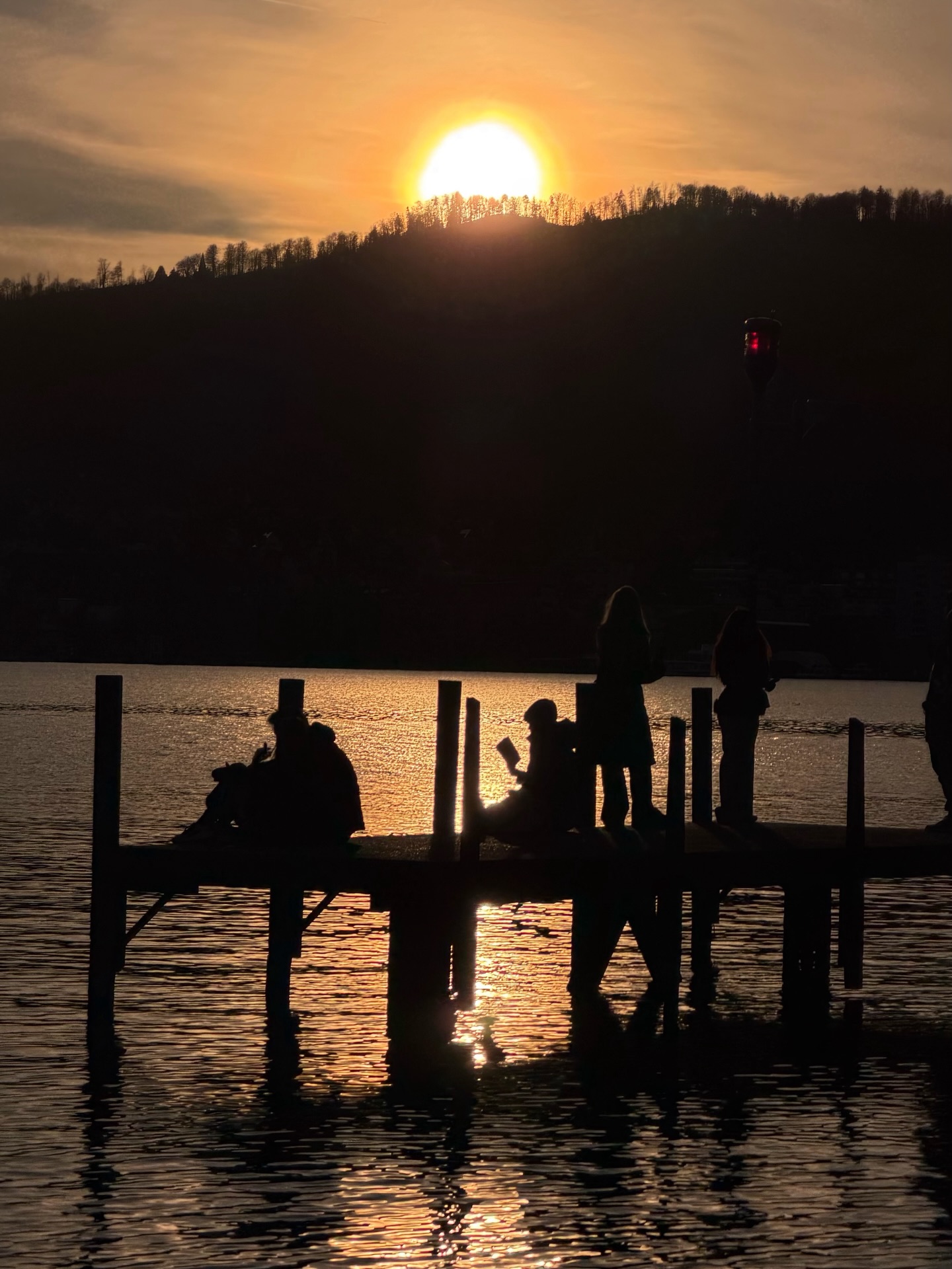 Zurich is beautiful AND romantic…cause it‘s February, the month of love & romance❤️
#zurichisbeautiful #züribymanu #lakezurich #romance #placetobe