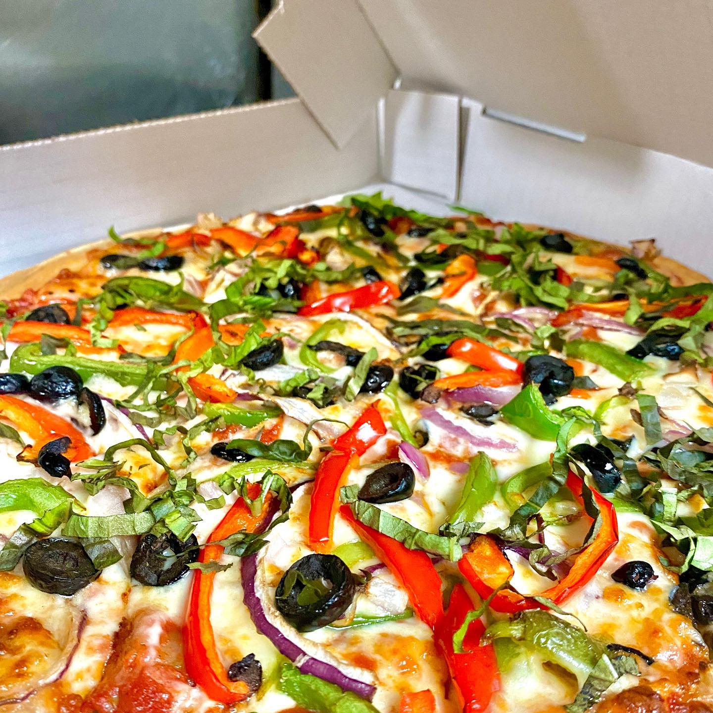 Garden Pizza - veggies in a box #pizza #jpspizza #jpspizzaandgrill #wilmette #gardenveggies #gardenvegetables #veggies #pizzeria #chicago