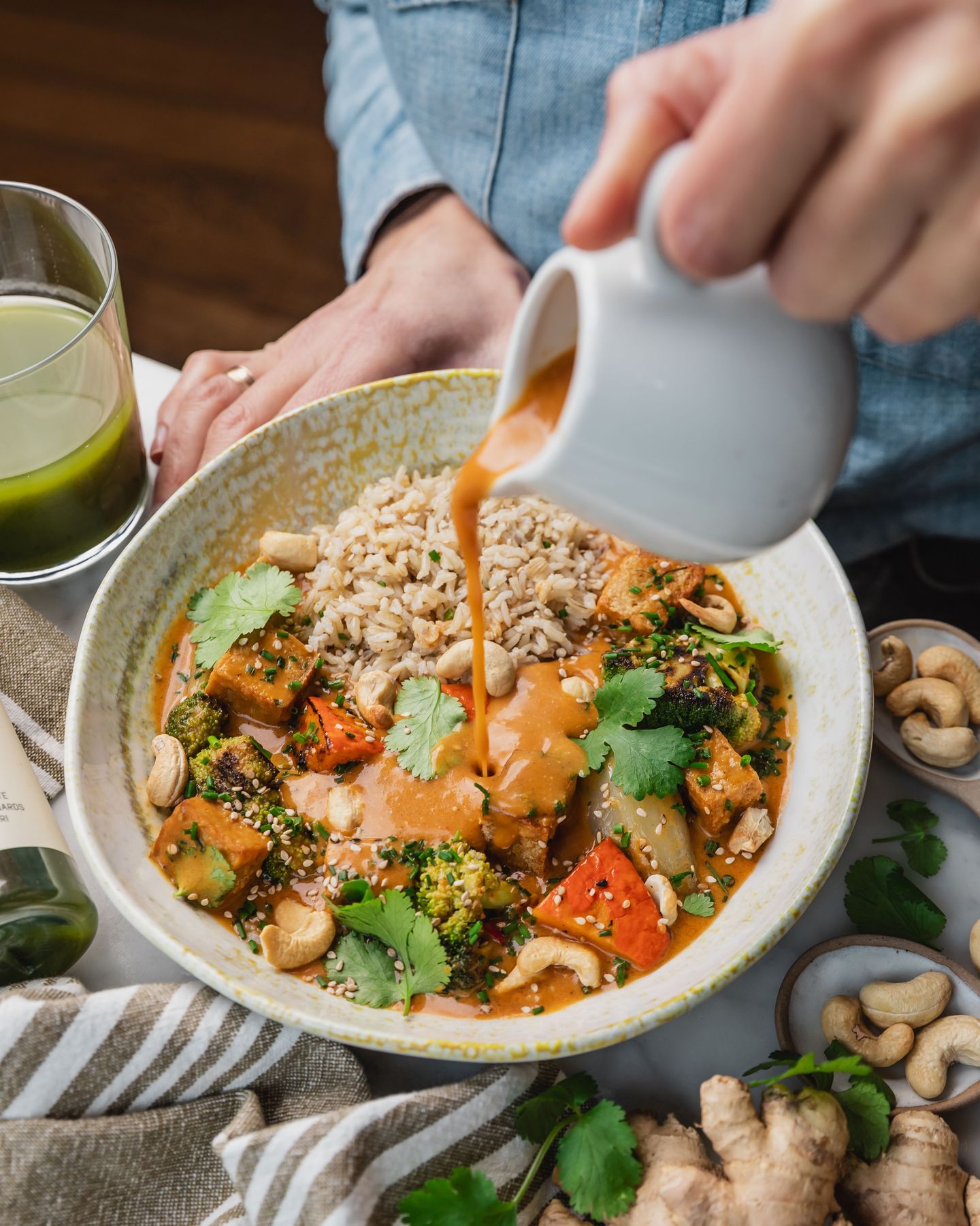 A TASTE OF THAILAND 🌶️
Notre Thai curry rouge réchauffe et fait voyager ! A base de riz infusé au lait de coco et d’un curry crémeux et généreux aux légumes et au tofu.
Un plat vegan idéal pour une pause repas réconfortante.
Disponible ici :
☀️ Judy Fleurus : 18 rue de Fleurus, Paris 6
☀️ Judy Rousseau : 14 rue Jean-Jacques Rousseau, Paris 1
📸 @alicepages
#veganparis #sansglutenparis #superfood #vegan #glutenfree #glutenfreeparis