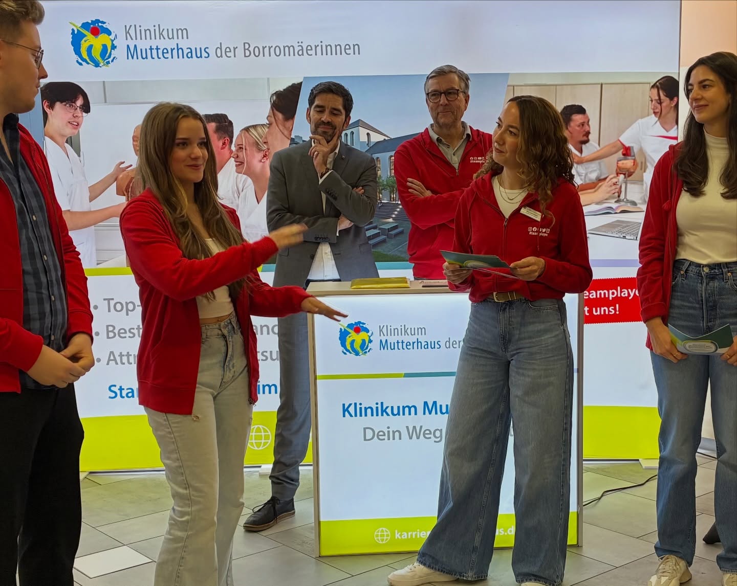 Wer unsere Gesundheit sichert, steht selten im Rampenlicht. 👀🩺
Tausende Menschen sorgen in Trier rund um die Uhr dafür, dass wir gesund bleiben – aus vielen Nationen, in ganz unterschiedlichen Berufen. 💙
Meist fällt uns das erst auf, wenn wir selbst Hilfe brauchen.
Damit das auch in Zukunft so bleibt, braucht es starke Ausbildung – nicht nur in der Pflege.
Ein Krankenhaus funktioniert nur im Team: Technik, Elektrik, Gastro, Verwaltung und Medizin gehören genauso dazu.
Deshalb ist es so wichtig, dass das Klinikum Mutterhaus selbst ausbildet. Ich durfte gemeinsam mit Dr. Christian Sprenger und dem Team die jährliche Ausbildungsmesse eröffnen. 🙌
Berufsorientierung, die wirkt. Nachwuchs, der gebraucht wird.
Stark für Trier. 💪
👉 Danke an alle, die jeden Tag für unsere Gesundheit da sind.
👉 Teilt den Beitrag, wenn ihr das auch so seht.
👉 Lass dein ❤️ für alle da, die sich um unsere Gesundheit kümmern.
👉Schicke den Beitrag jungen Menschen, die sich für den Job interessieren.
#mutterhaustrier #ausbildung #gesundheit #trier #sventeuber