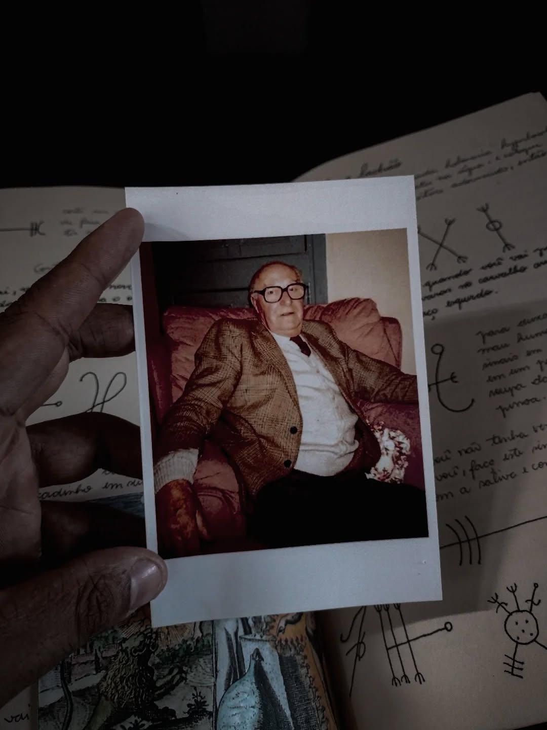 Uma das minhas grandes inspirações é Cecil Williamson, fundador do Museum of Witchcraft and Magic, em Boscastle. Desde jovem, ele já reunia feitiços, amuletos e ferramentas ligadas à bruxaria e à magia popular de sua terra. Sua inspiração nasceu cedo, quando aprendeu o ofício com a cozinheira de sua escola foi com ela que realizou seu primeiro encanto: um feitiço simples para manter afastado o garoto que o agredia. O encanto funcionou. E ali começava uma jornada.
Hoje, Cecil Williamson é referência para homens e mulheres sábios e astutos que trilham os caminhos da bruxaria tradicional.
Se Gerald Gardner é um marco para a bruxaria moderna, Williamson ocupa um lugar essencial na preservação da bruxaria tradicional. Ele deu ênfase à parte do “ganha-pão e leite” dos praticantes mágicos a magia prática do cotidiano, os encantos da lavoura, os amuletos contra o mau-olhado, os saberes transmitidos na cozinha, na forja e no campo.
Reuniu, preservou e honrou os encantos e saberes mágicos de seu povo, não como espetáculo, mas como herança viva.Cecil Williamson não apenas colecionou objetos ele guardou fragmentos da alma mágica de uma terra.
#cecilwilliamson #pellar #traditionalwitchcraft #tradwitch #cornishwitchcraft