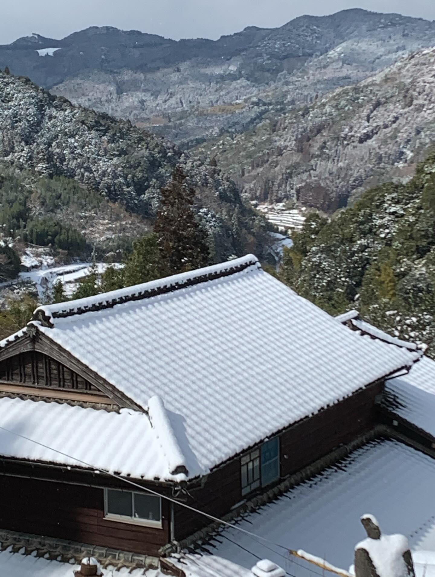 山の上の古民家。
雪が降ると、ここは別の時間になります。
A quiet morning above the tea fields.
Snow changes everything.
#yame
#天空の茶屋敷
#八女
#古民家
#雪景色