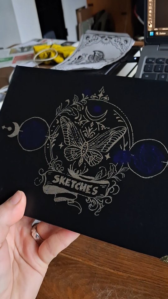 Working on some brand new note-/sketchbook designs ๐คฉ
You'll be able to get them at @dezilverenvos on the 21st of February. Did you know, that while you're there to browse these books that day, you can also join a fantastic glass engraving workshop? ๐
Sign up at https://www.dezilverenvos.nl
See you soon!
#creative #workshop