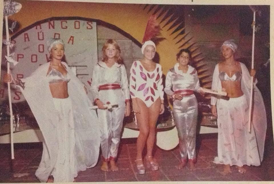 🤩Dá licença minha escola vai passar…
✨ Época de Carnaval e essa foto me leva direto de volta à minha cidade natal, Rio Pardo! 💛💚 Aqui com amigas queridas, @rosangelapanta, @thaisherzogsal e nossa maravilhosa cantora, @verasusanamoreira, querida Xuxa, prontas para desfilar na avenida na nossa inesquecível Escola de Samba Candangos. Um dos enredos que mais amávamos tinha aquele refrão que até hoje não sai da cabeça: “Da licença, minha escola vai passar!” 🥳
Quem consegue adivinhar onde estou nessa foto? 👀 #carnaval #alegría #escoladesamba #voz#cantora
