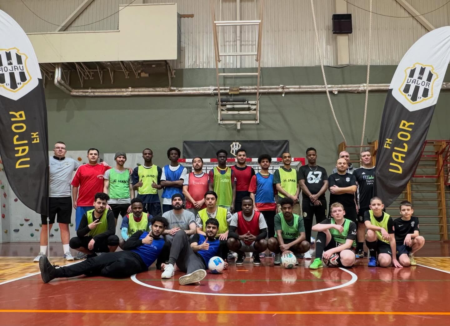 ⚽️ Aizvadīts otrais treniņš projekta “FOOTBALL FOR ALL!” ietvaros! ⚽️
🔥 Projekts “FOOTBALL FOR ALL!” turpina uzņemt apgriezienus – Ropažu Sporta centra sporta zālē aizvadījām jau otro koptreniņu, kurā piedalījās gan vietējās, gan bēgļu kopienas pārstāvji.
Kopumā treniņā tika pārstāvētas 11 dažādas valstis - Latvija 🇱🇻, Grieķija 🇬🇷, Sudāna 🇸🇩, Jemena 🇾🇪, Alžīrija 🇩🇿, Kamerūna 🇨🇲, Etiopija 🇪🇹, Afganistāna 🇦🇫, Sīrija 🇸🇾, Ekvatoriālā Gvineja 🇬🇶 un Senegāla 🇸🇳.
🌍 Laukumā valdīja pozitīva enerģija, komandas darbs un savstarpēja cieņa. Arvien vairāk redzam, kā futbols palīdz nojaukt barjeras – dažādas valodas un kultūras saplūst vienā ritmā, kur galvenais vienojošais faktors ir vēlme spēlēt futbolu.
🤝 “FOOTBALL FOR ALL!” mērķis ir veidot vidi, kur ikviens jaunietis jūtas droši, pieņemts un piederīgs. Katrs treniņš ir solis pretī saliedētākai un atvērtākai sabiedrībai.
💪 Paldies visiem dalībniekiem par aktivitāti, pozitīvismu un patieso futbola garu – turpinām būt aktīvi un tiekamies jau nākamajā treniņā!
ℹ️ Vairāk par projektu uzzini: www.fkvalor.lv
ℹ️ Projekts tapis sadarbībā ar Latvijas Platforma attīstības sadarbībai - LAPAS
#GEAR_UP #EU_Partnerships #EUDEARprogramme #LAPAS #SDGs GlobalEducation ⚽️🌍